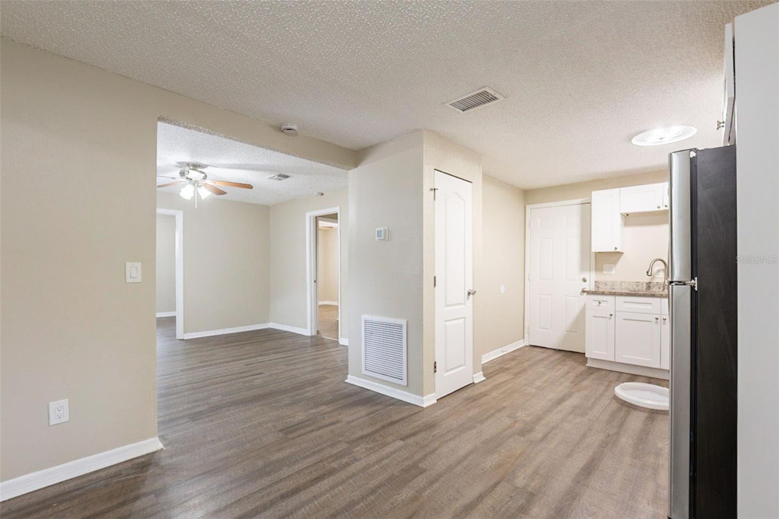 Single Family Residence at 2115 E ELLICOTT ST, TAMPA, photo 7 of 32