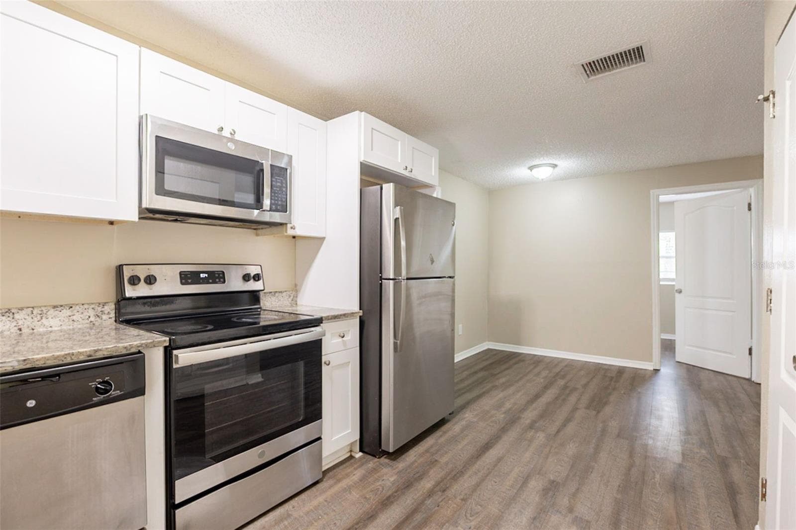Single Family Residence at 2115 E ELLICOTT ST, TAMPA, photo 10 of 32