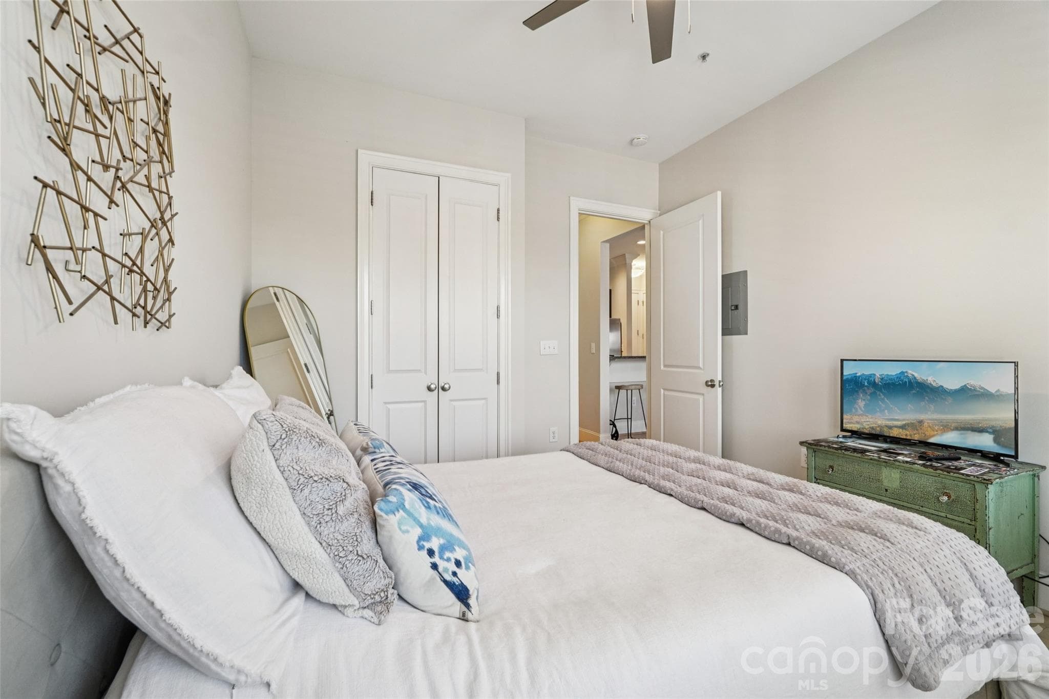 Condominium at 2952 Selwyn Avenue, Charlotte, photo 15 of 26