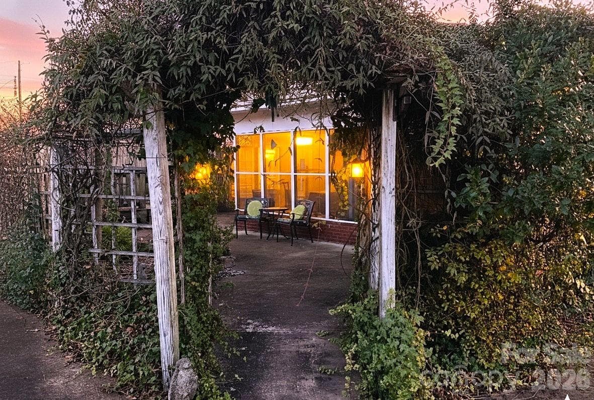 Arbor entrance. - 1051 Pee Dee Avenue, Albemarle