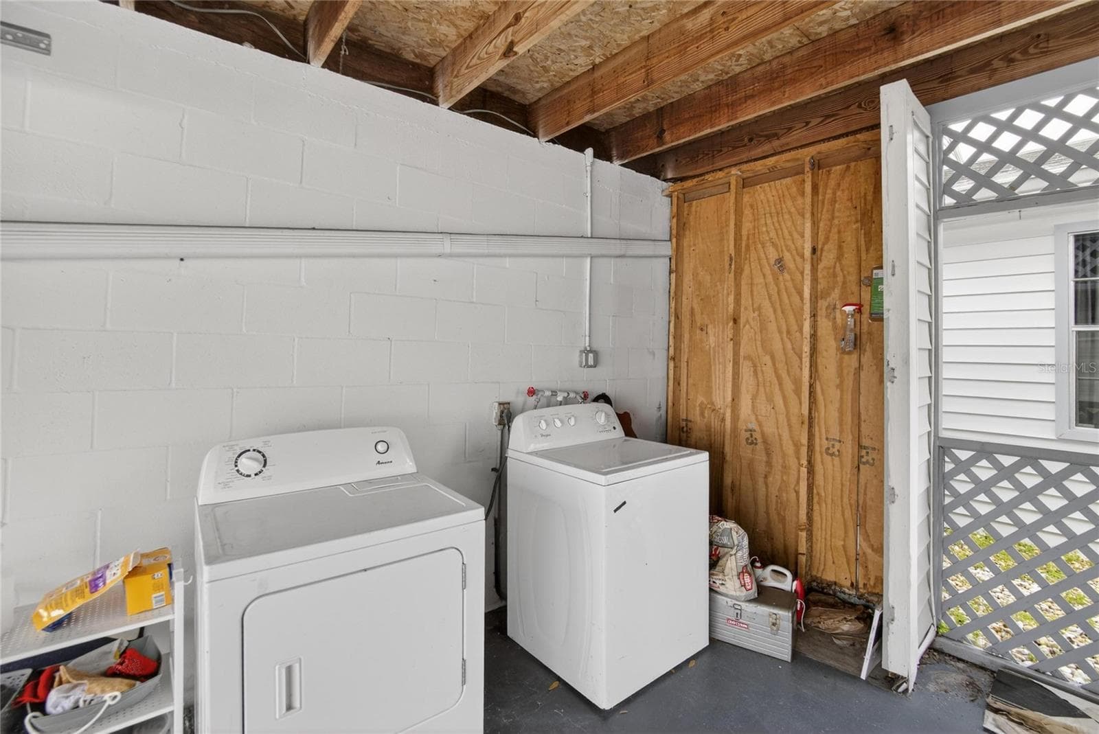 Laundry in Garage - 11920 DIETZ DR #11920, TAMPA