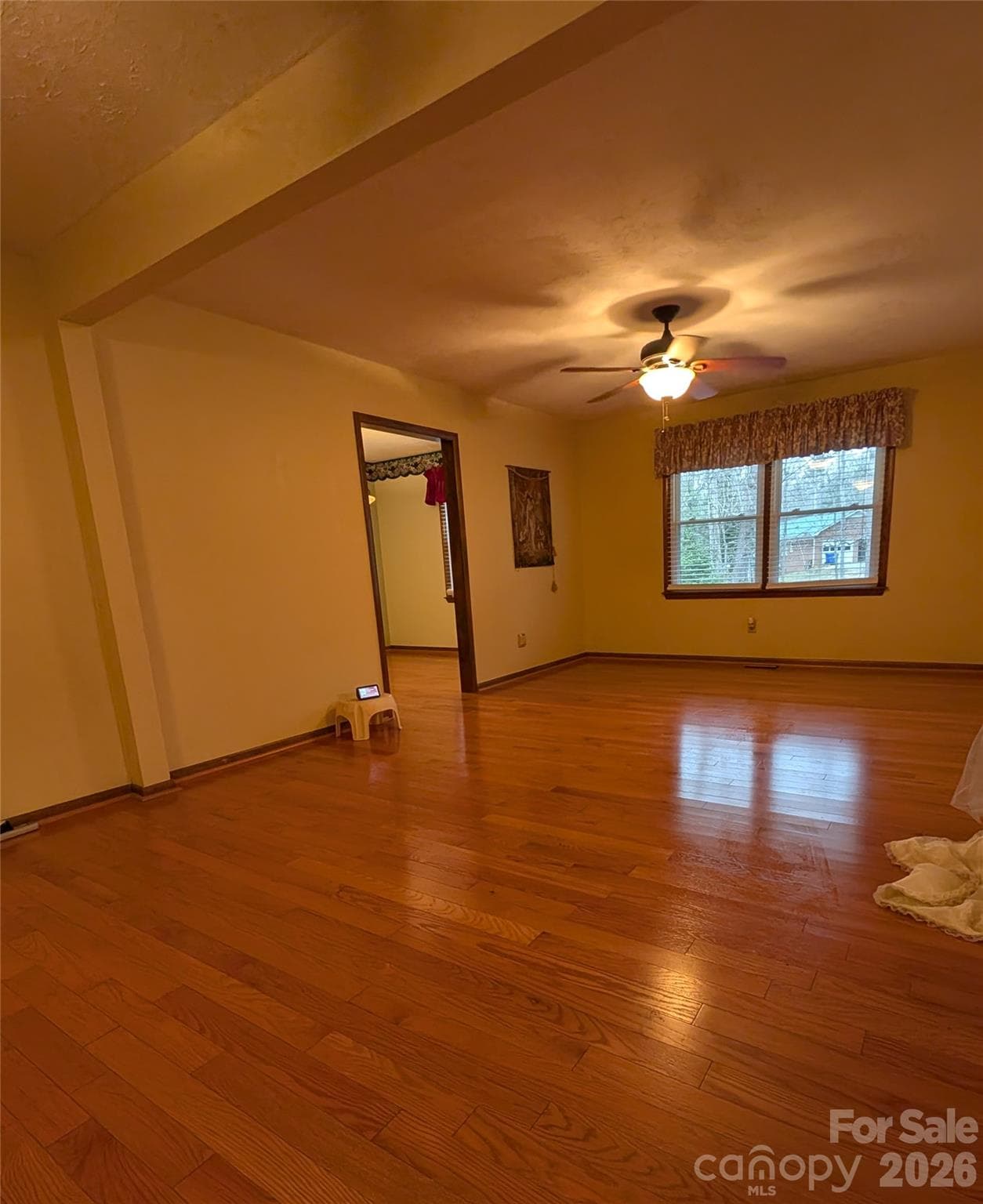 Huge living area with real 3/4 hardwood floors - 3065 Woodstream Drive, Valdese