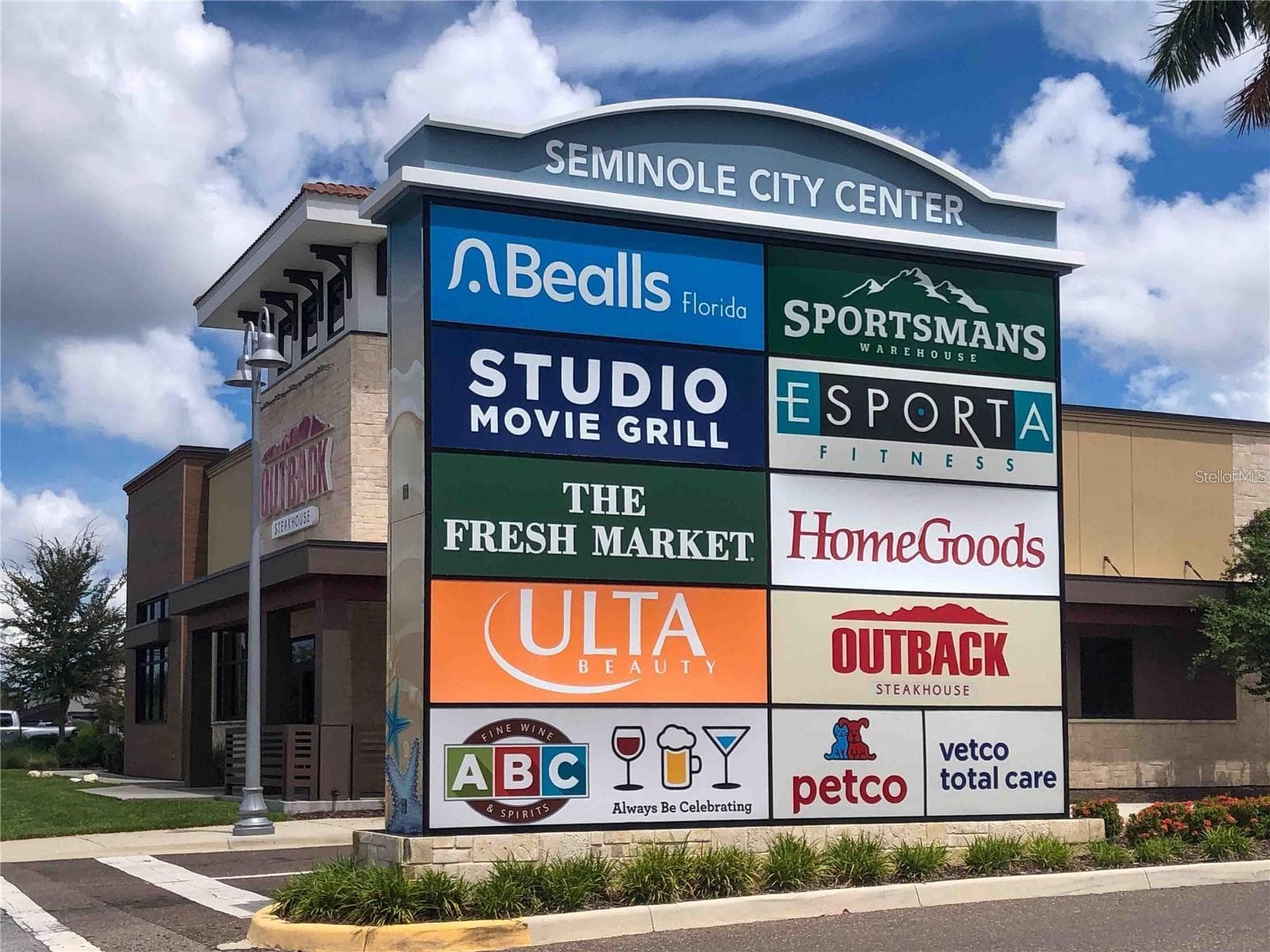 .7 miles to Seminole City Center with multiple chain retailers, restaurants, a variety of spa/beauty establishments, grocery stores and a movie theatre - 6580 SEMINOLE BLVD #510, SEMINOLE