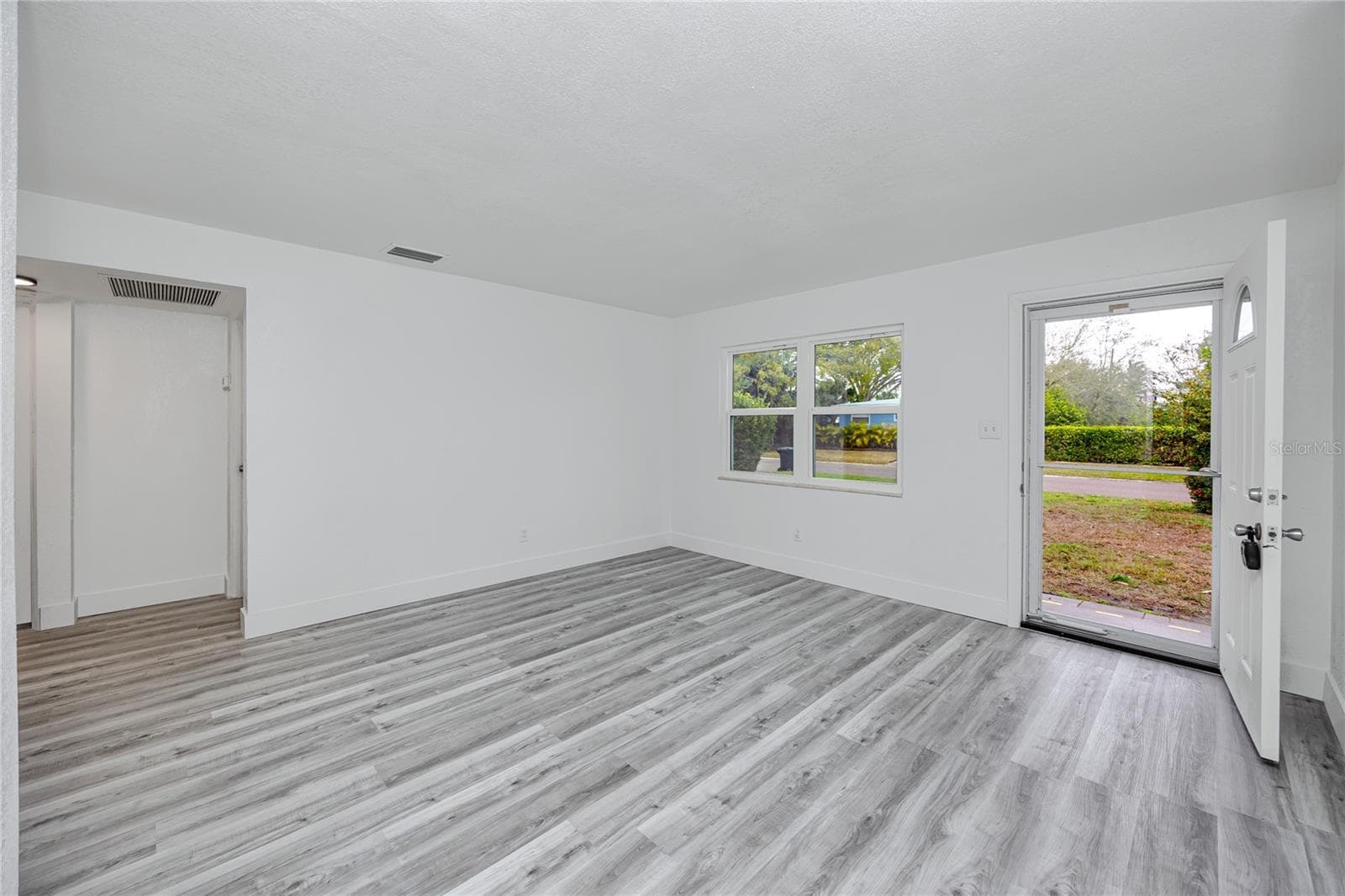 Single Family Residence at 418 39TH AVE N, ST PETERSBURG, photo 4 of 37