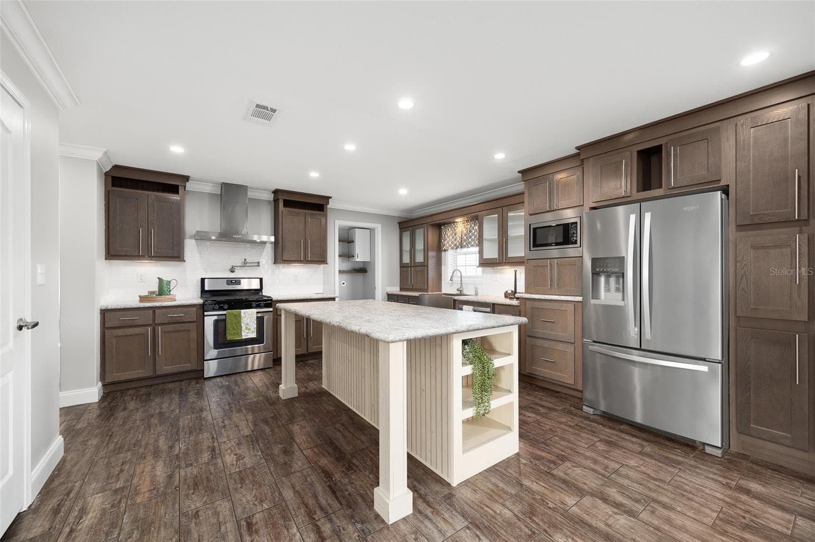Beautiful open kitchen with wood cabinets and large island - 3789 NW 202ND ST, NEWBERRY