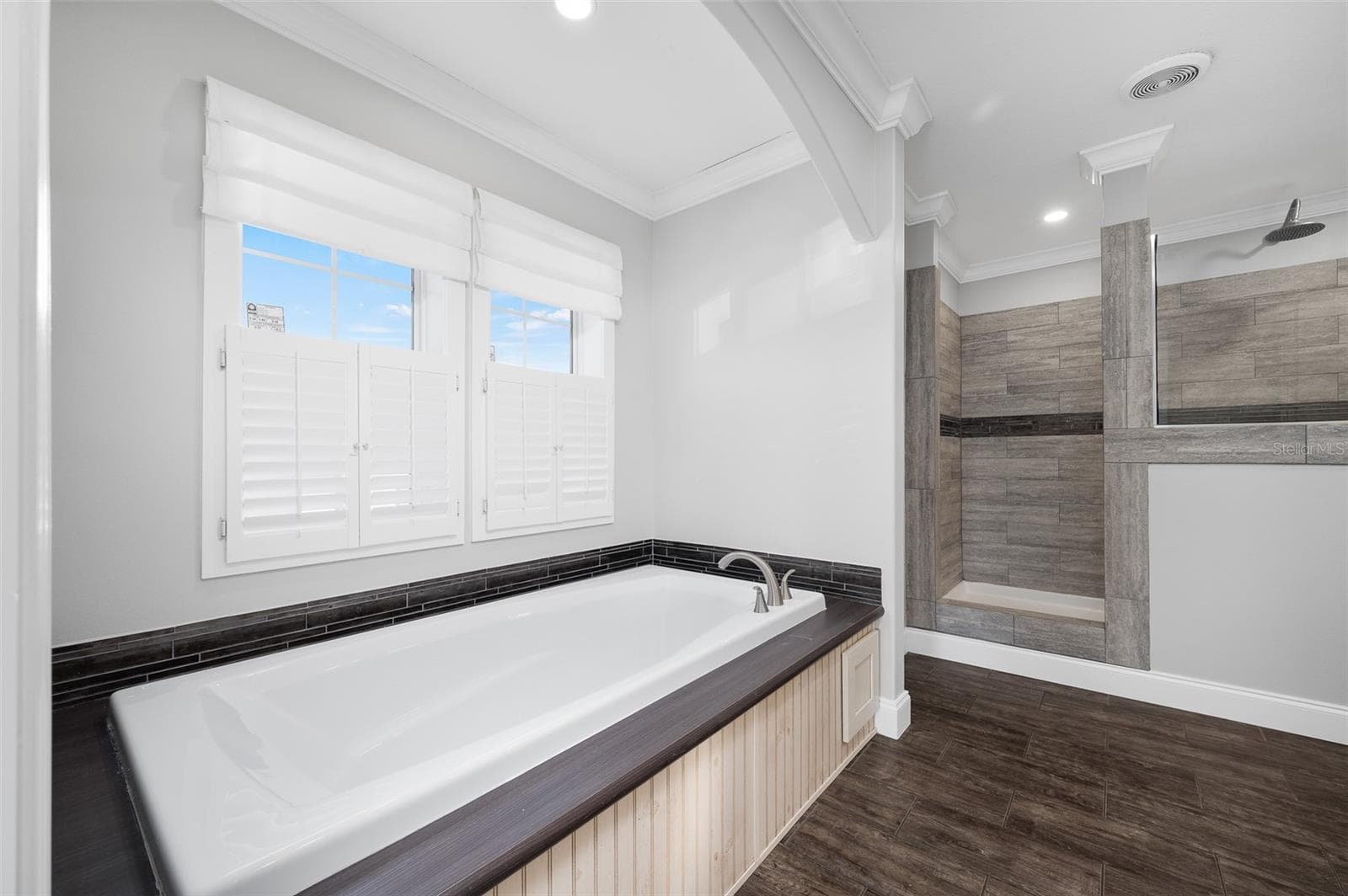 Soaking tub with large walk-in shower - 3789 NW 202ND ST, NEWBERRY