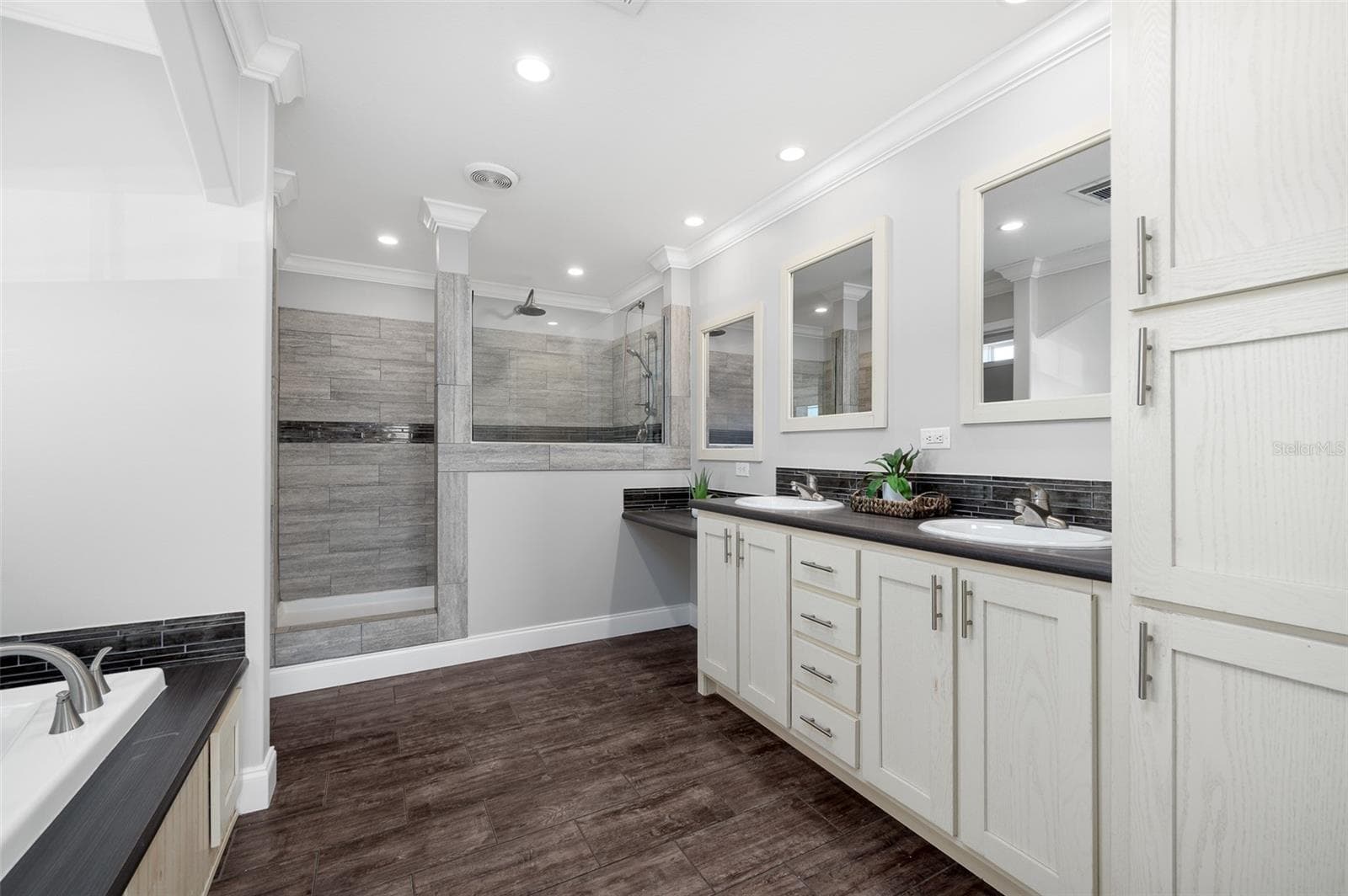 Primary bathroom complete with dual vanities, soaking tub and walk-in shower - 3789 NW 202ND ST, NEWBERRY