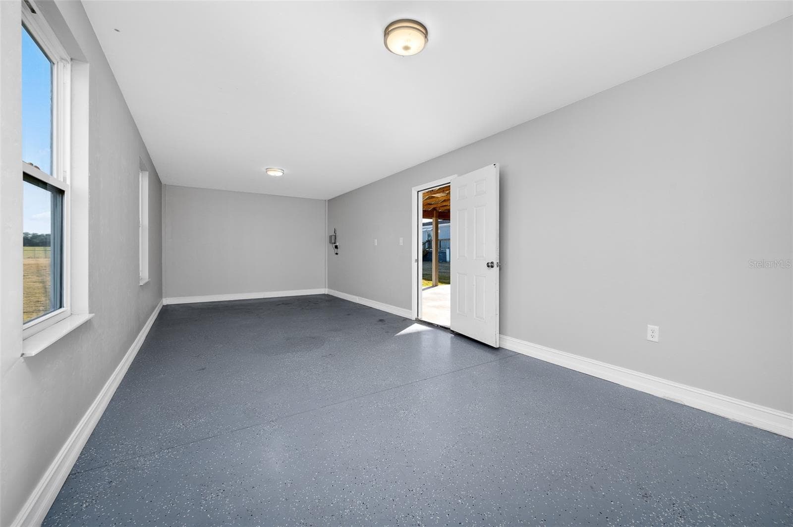 Enclosed garage/storage area with apoxy flooring - 3789 NW 202ND ST, NEWBERRY