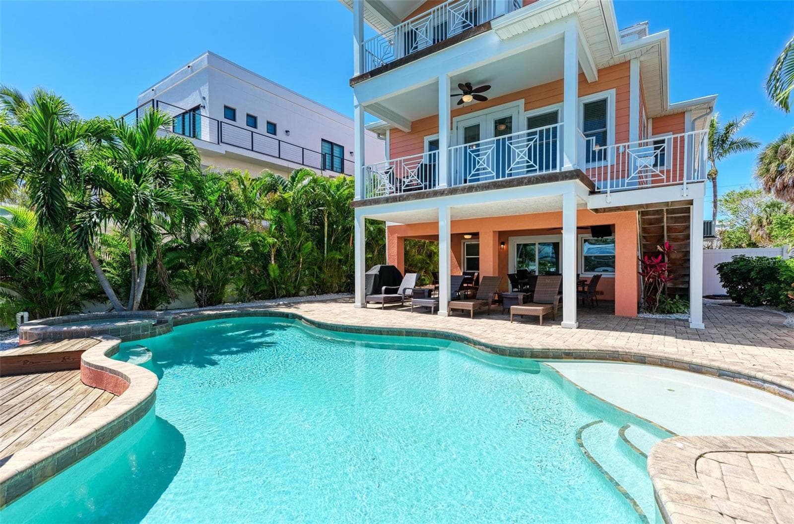 203 N HARBOR DR