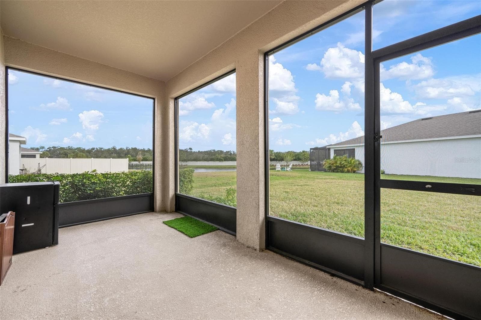 UpgradedScreened lanai with partial water views - 431 158TH ST E, BRADENTON