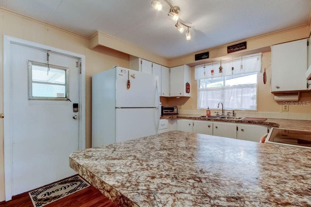 Manufactured Home at 3430 TIKI DR, HOLIDAY, photo 4 of 35