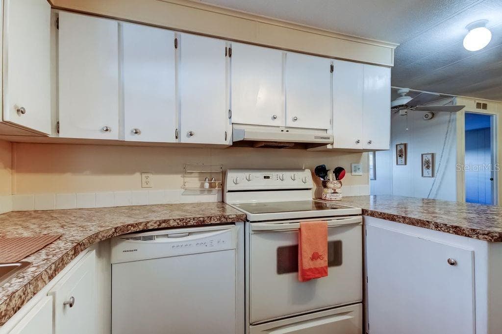 Manufactured Home at 3430 TIKI DR, HOLIDAY, photo 8 of 35