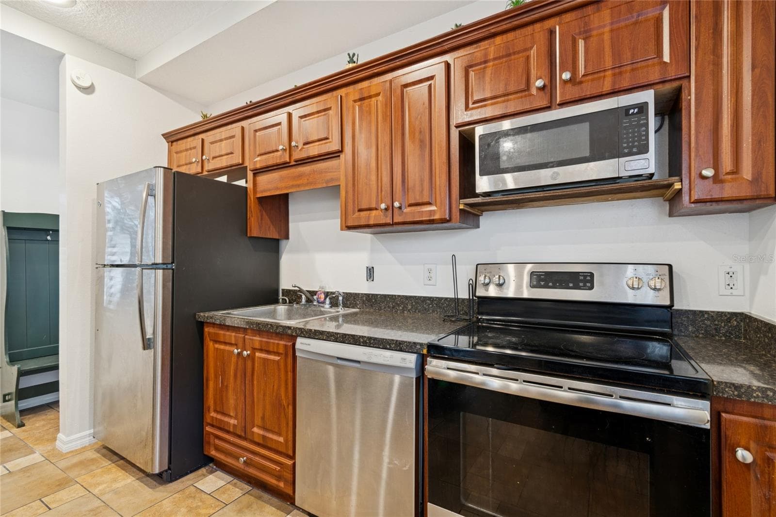 Guest House Kitchenette - 9628 DAVIS RD, TAMPA