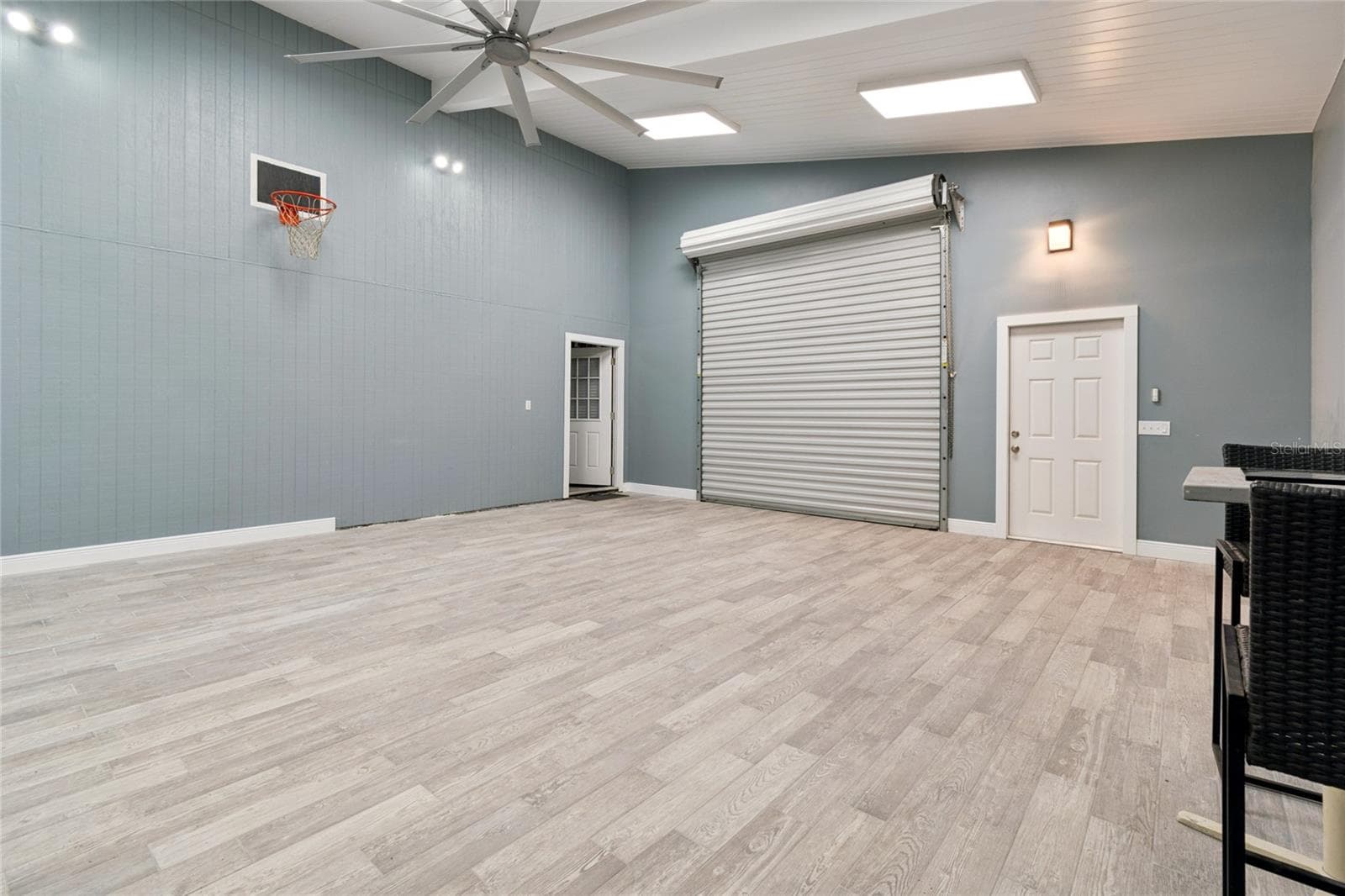 Garage with Roll Up Door - 9628 DAVIS RD, TAMPA