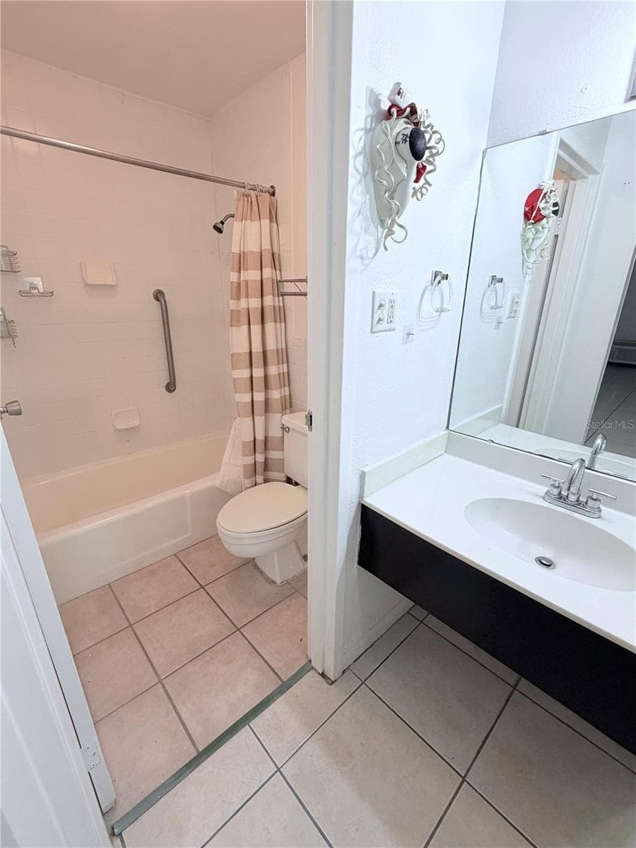 Condo - Hotel at 43420 HIGHWAY 27 #436, DAVENPORT, photo 5 of 11