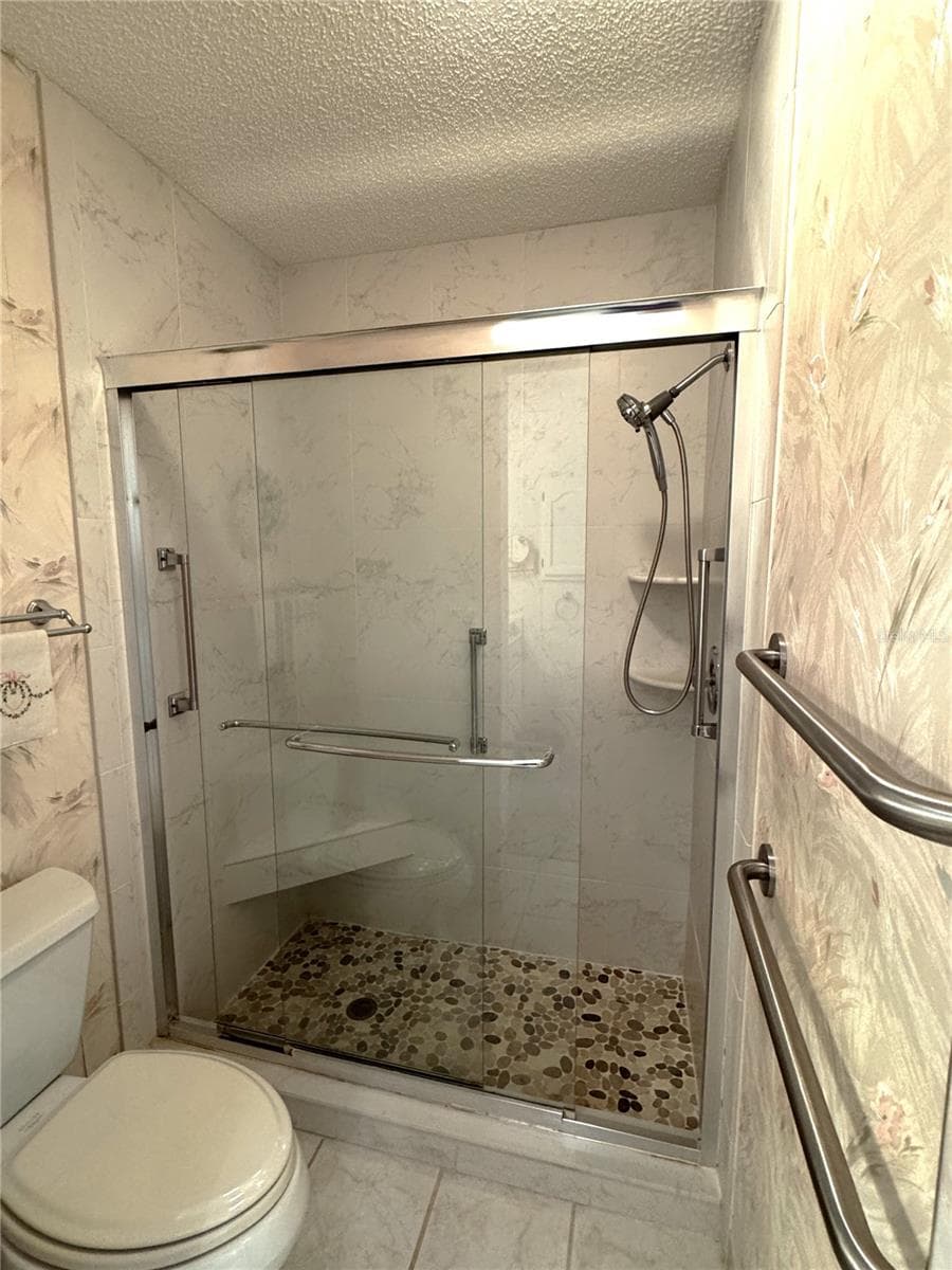 Walk-in Shower - 229 LAUREL HOLLOW DR #83, NOKOMIS