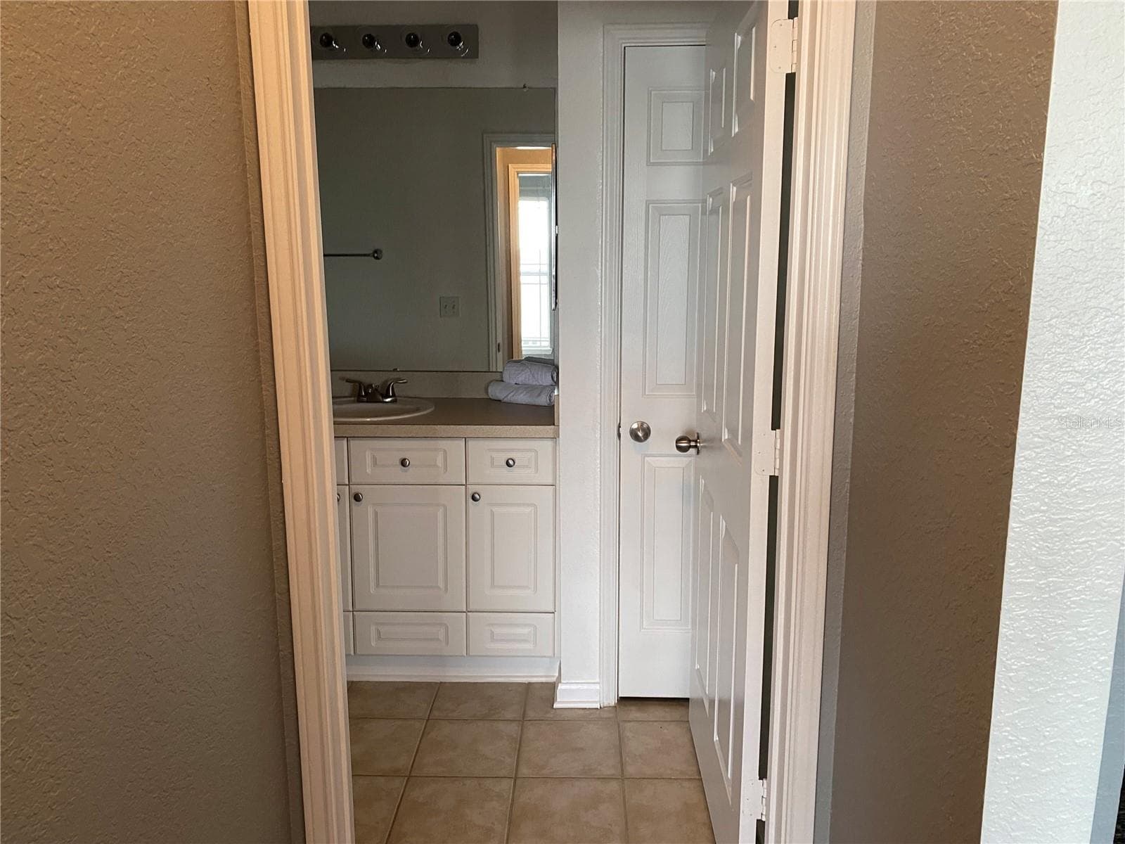 Guest Bath hallway from 2nd bedroom - 1216 S MISSOURI AVE #418, CLEARWATER