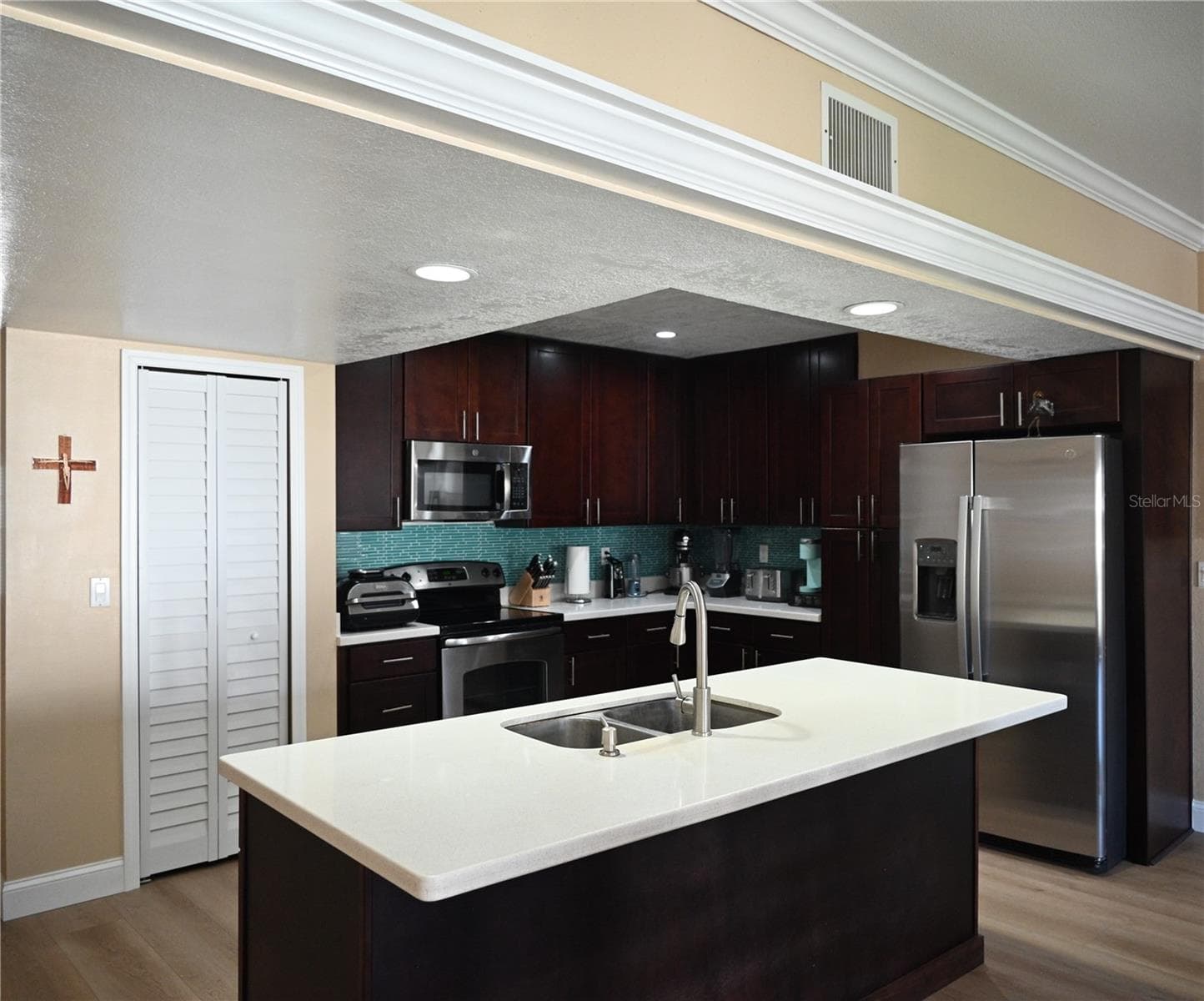 Townhouse at 9215 CAPTIVA CIR, ST PETE BEACH, photo 3 of 15