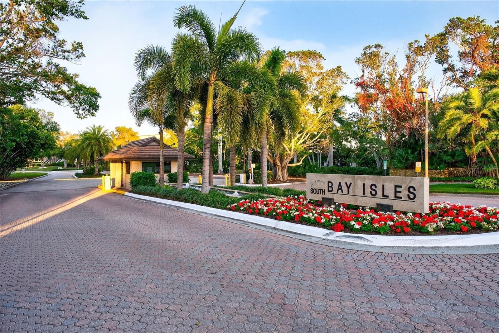 Single Family Residence at 1571 HARBOR CAY LN, LONGBOAT KEY, photo 8 of 93