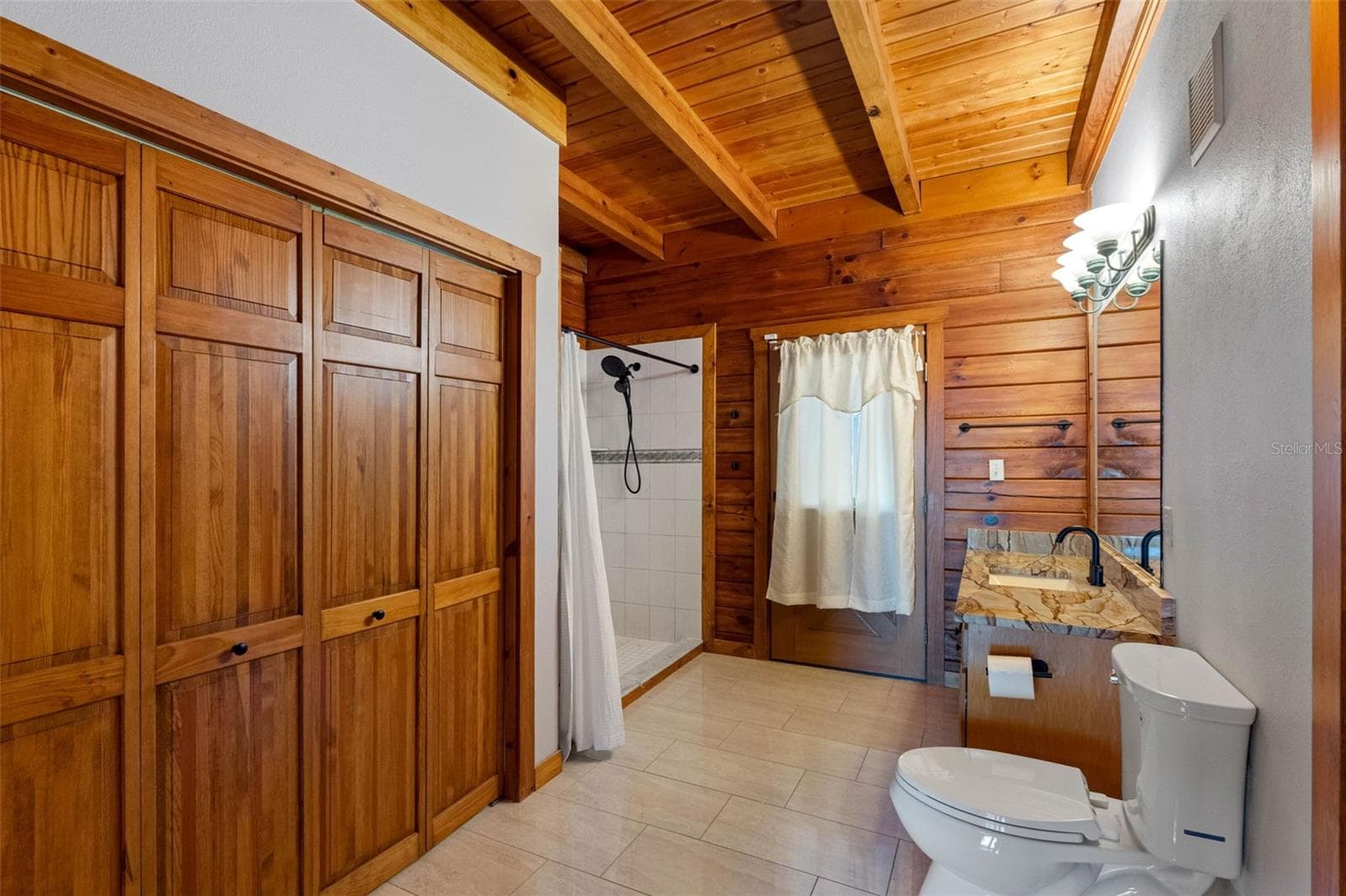 Primary Bathroom - 2nd floor - 11401 THONOTOSASSA RD, THONOTOSASSA