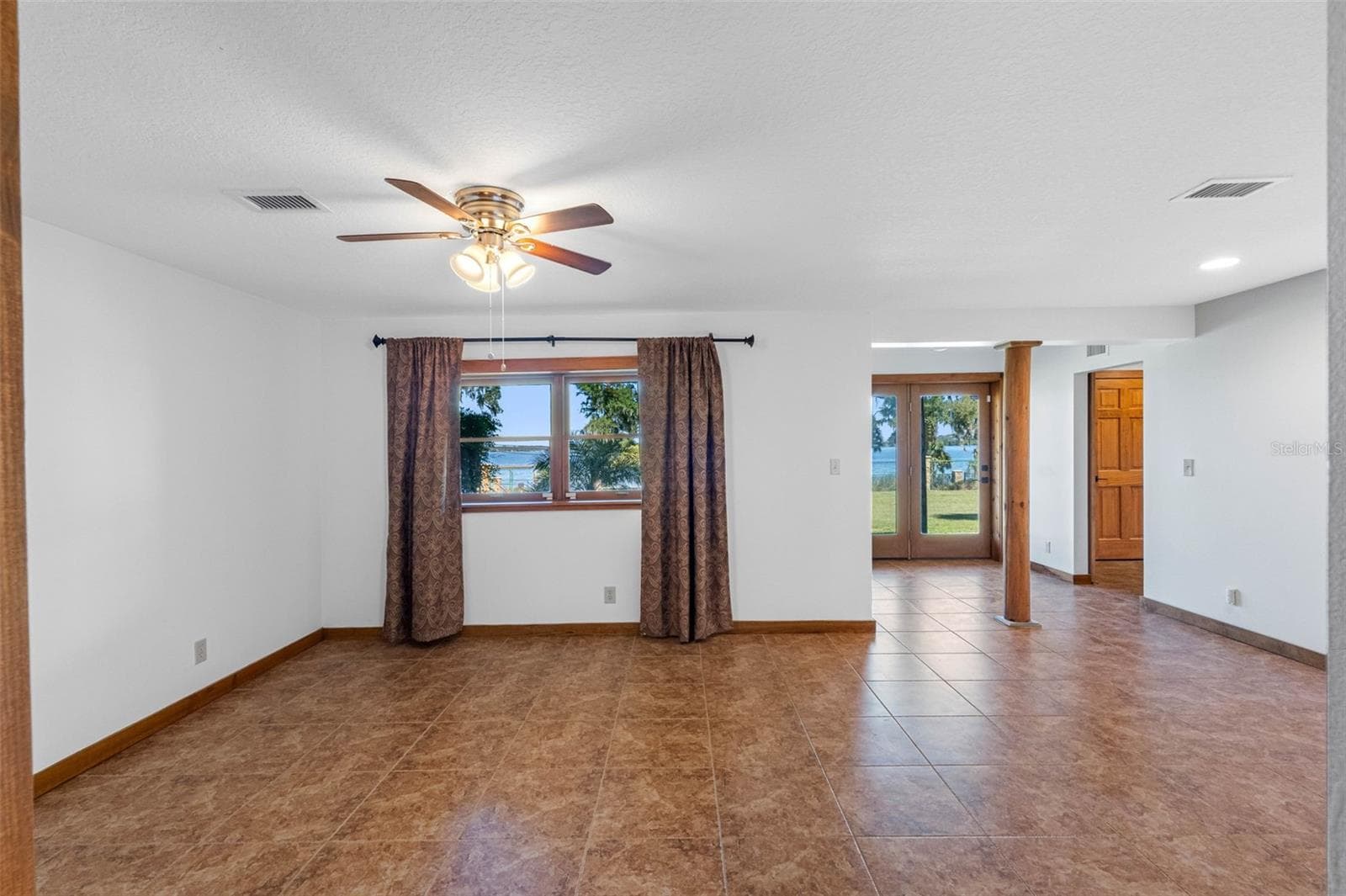 Living Room - 1st floor - 11401 THONOTOSASSA RD, THONOTOSASSA