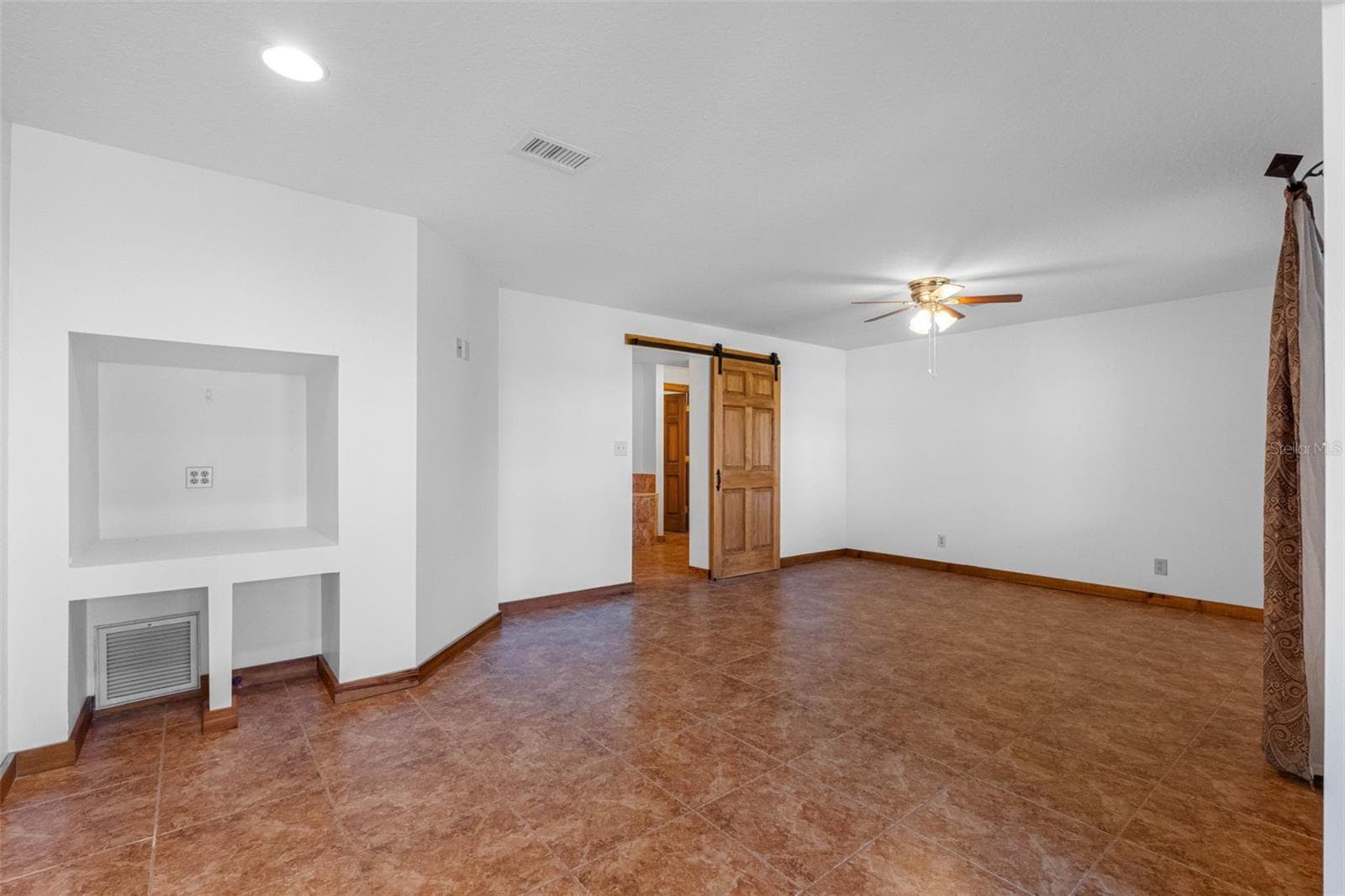 Living Room - 1st floor - 11401 THONOTOSASSA RD, THONOTOSASSA