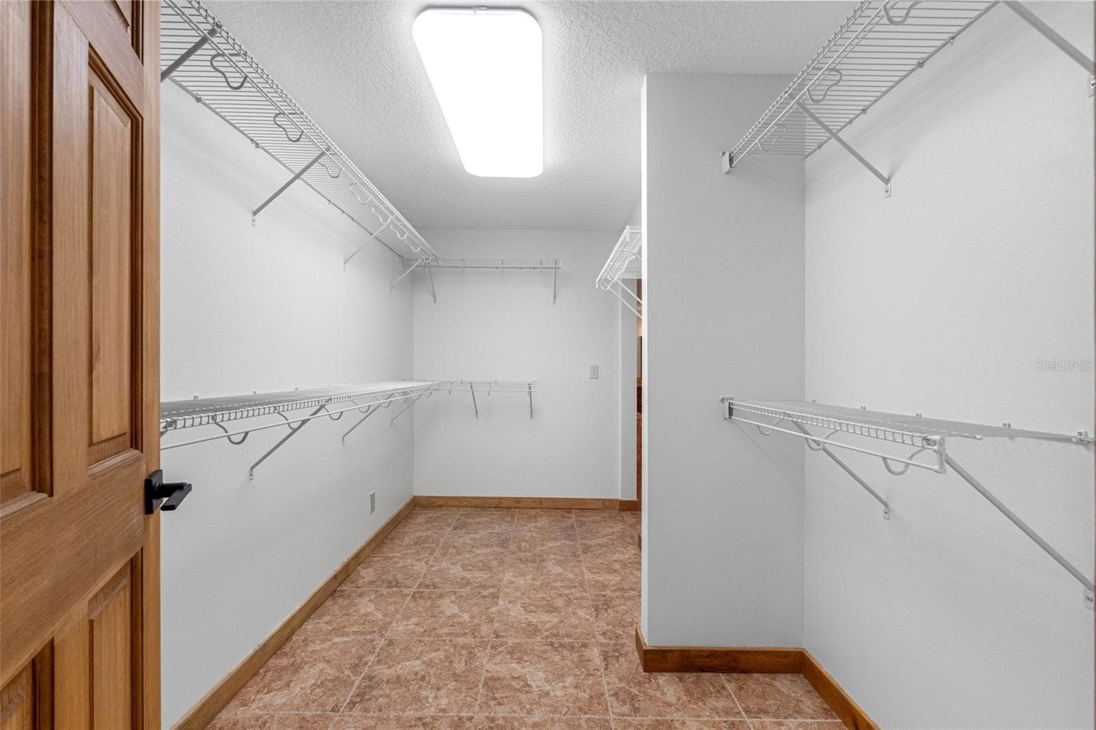 Walk-In Closet - 1st floor - 11401 THONOTOSASSA RD, THONOTOSASSA