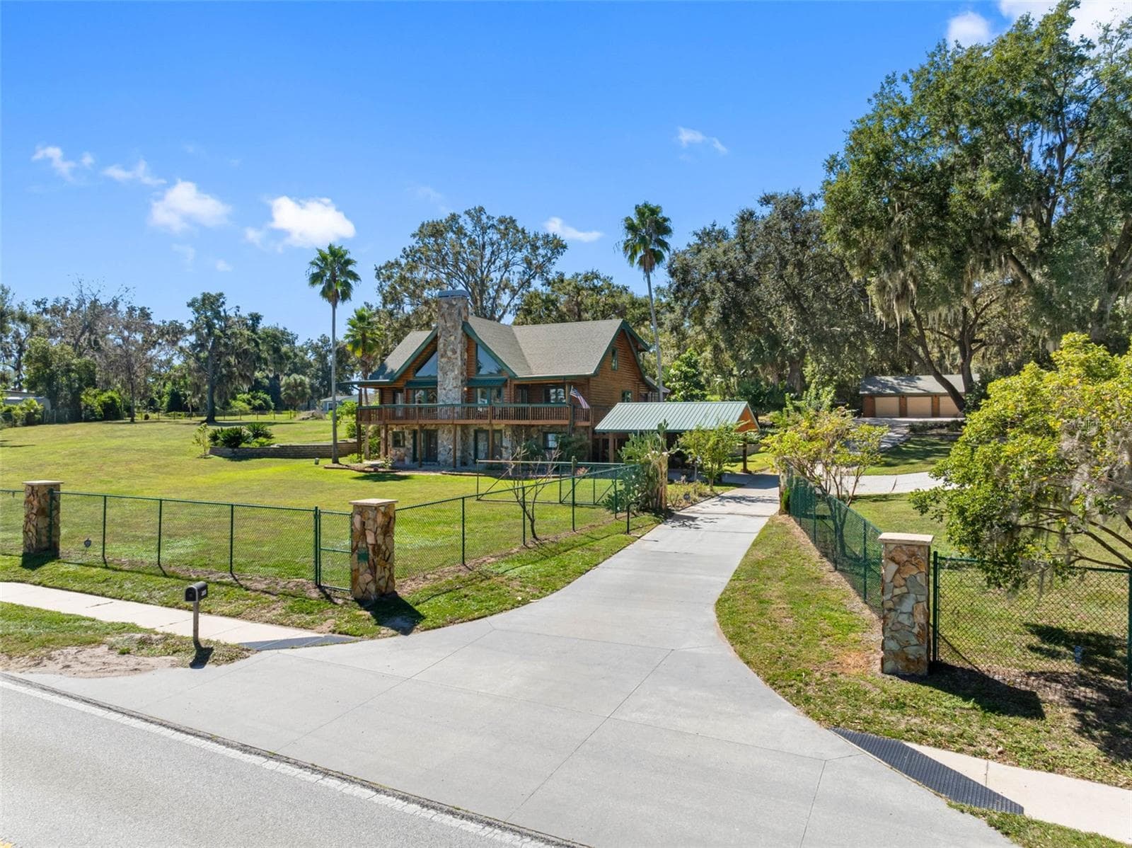 Entry with Private Gate - 11401 THONOTOSASSA RD, THONOTOSASSA