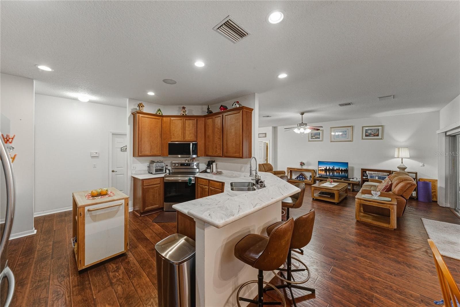 The kitchen has Corian countertops and wood cabinetry with 42" uppers and crown molding. - 4360 ASHTON CLUB DR, LAKE WALES