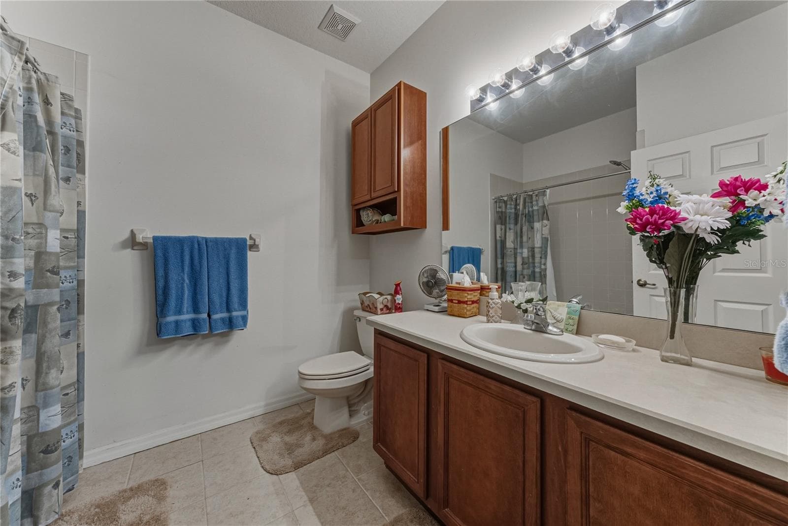 The guest bath is between the 2 guest bedrooms. - 4360 ASHTON CLUB DR, LAKE WALES