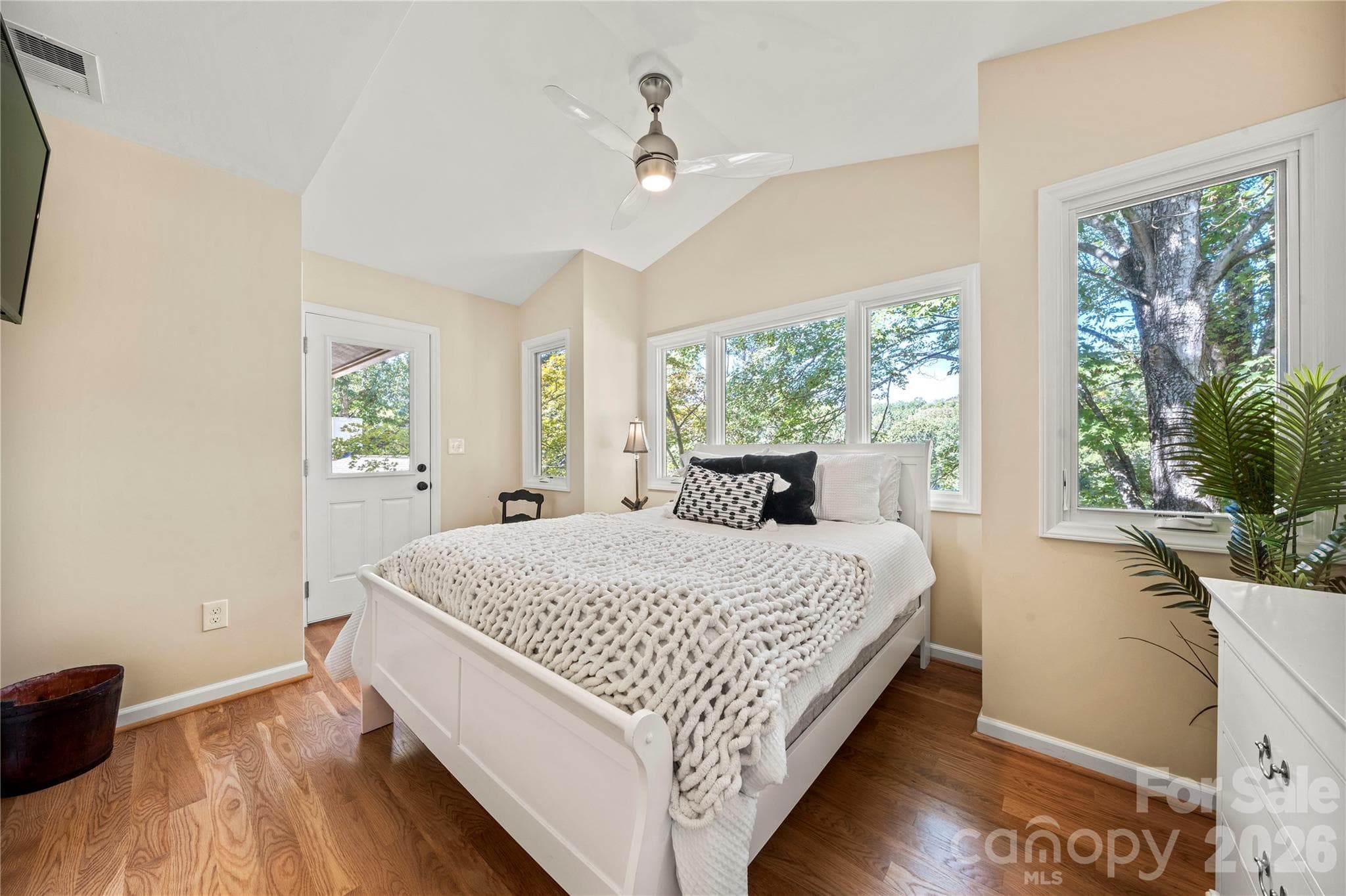 guest bedroom with porch - Clover