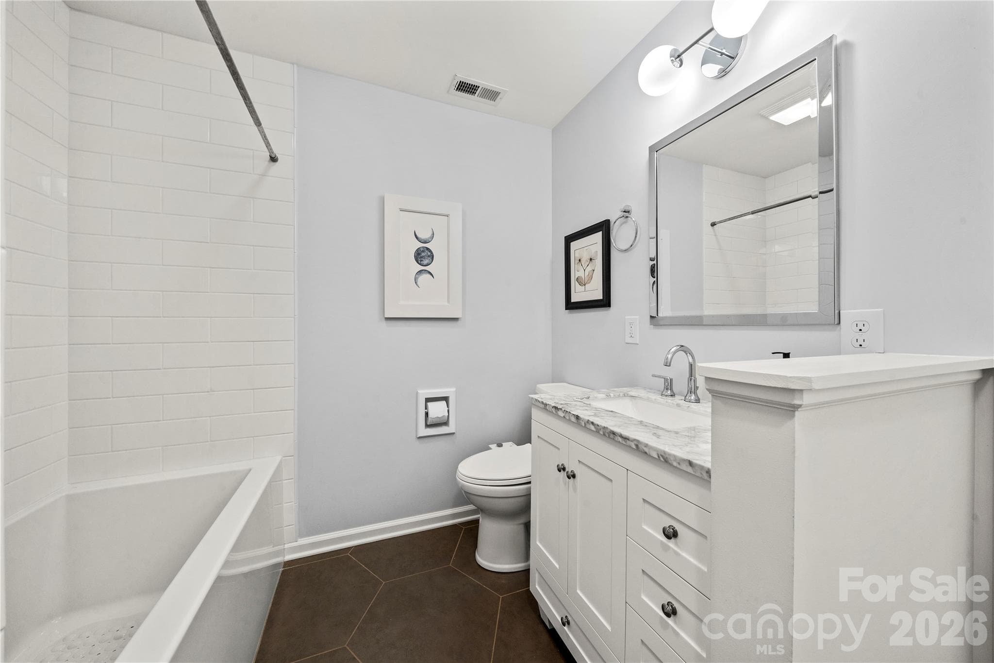 full bathroom for guest - Clover