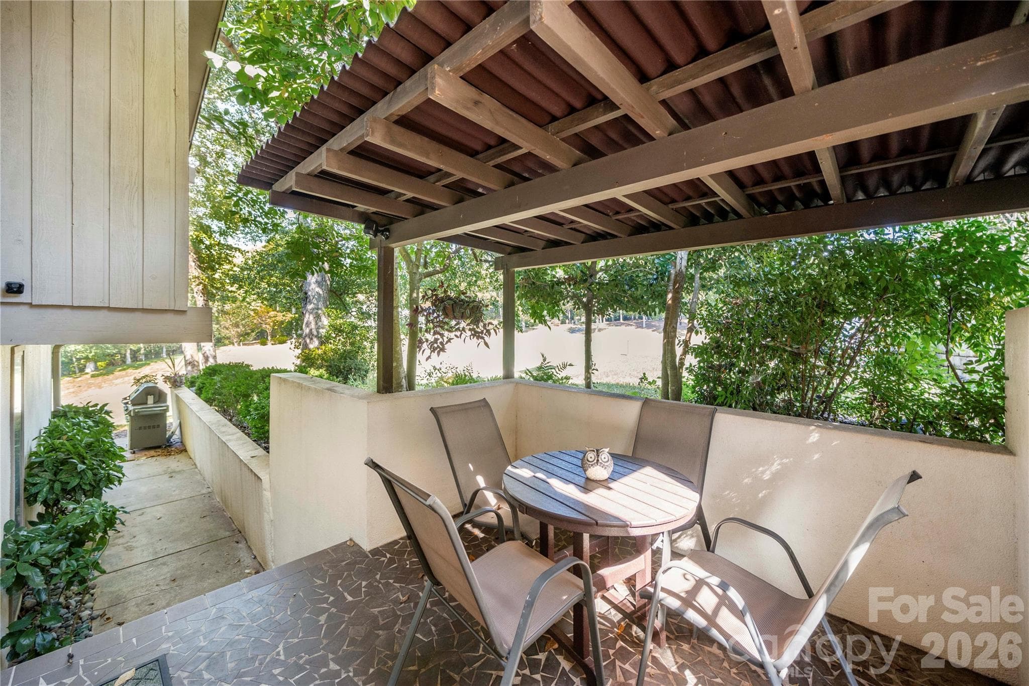 side patio - Clover