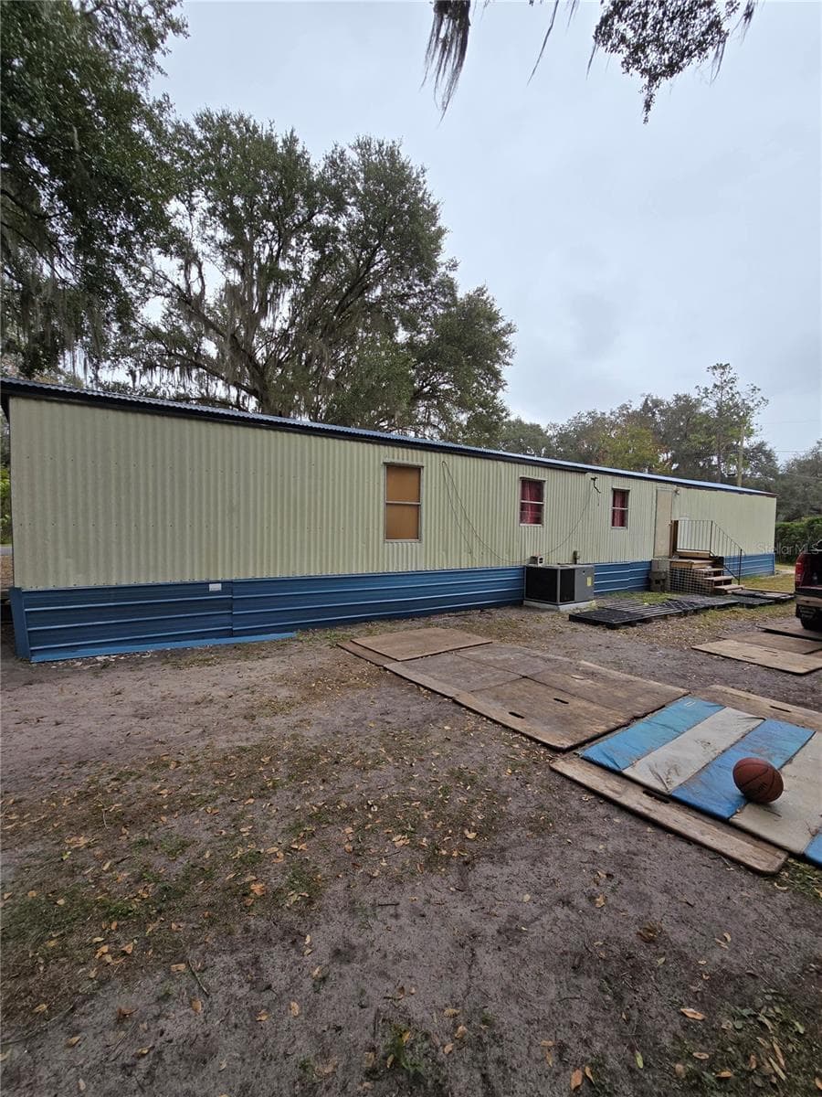 Manufactured Home at 20 SW 3RD ST, WEBSTER, photo 2 of 5