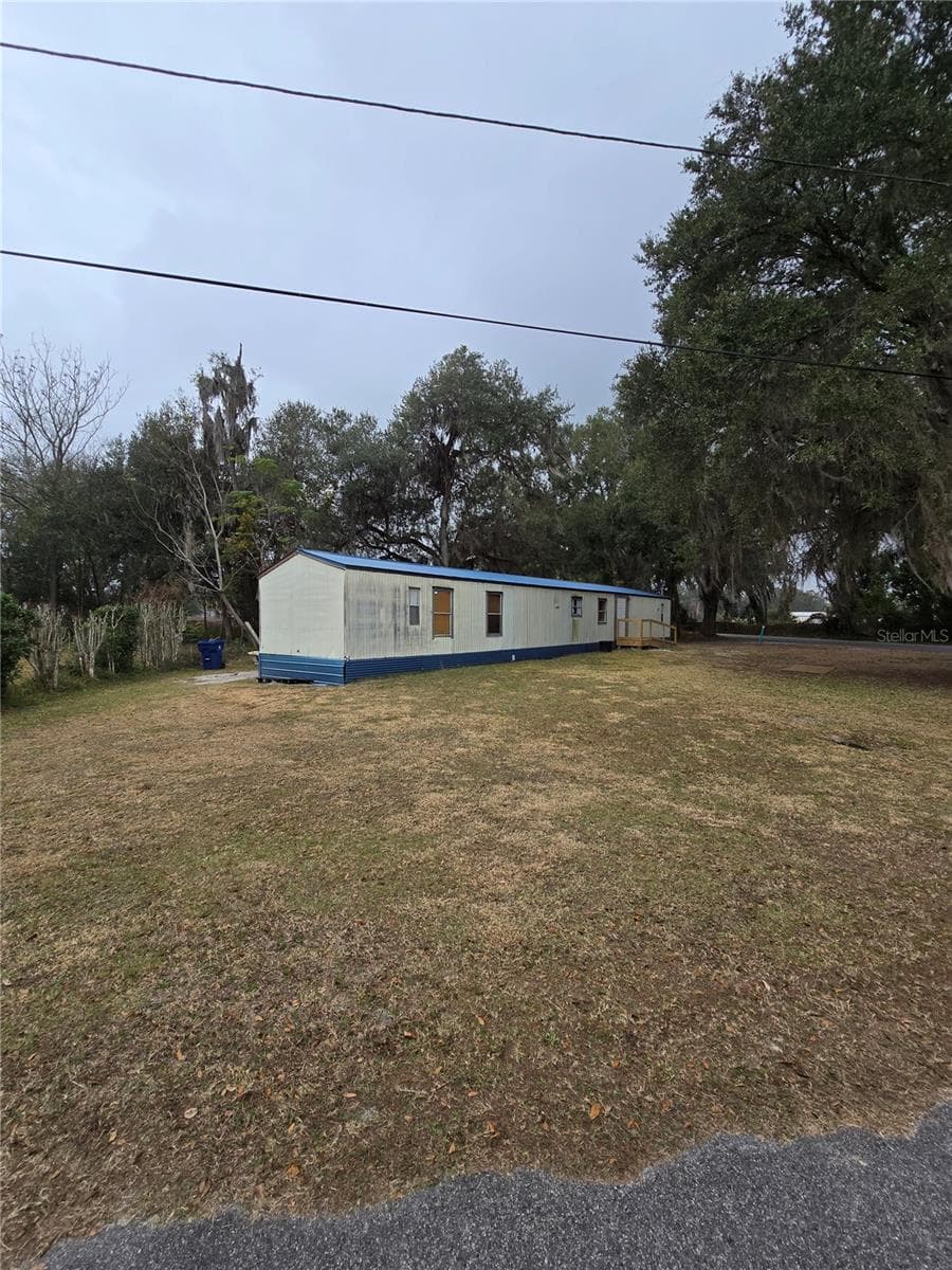 Manufactured Home at 20 SW 3RD ST, WEBSTER, photo 3 of 5