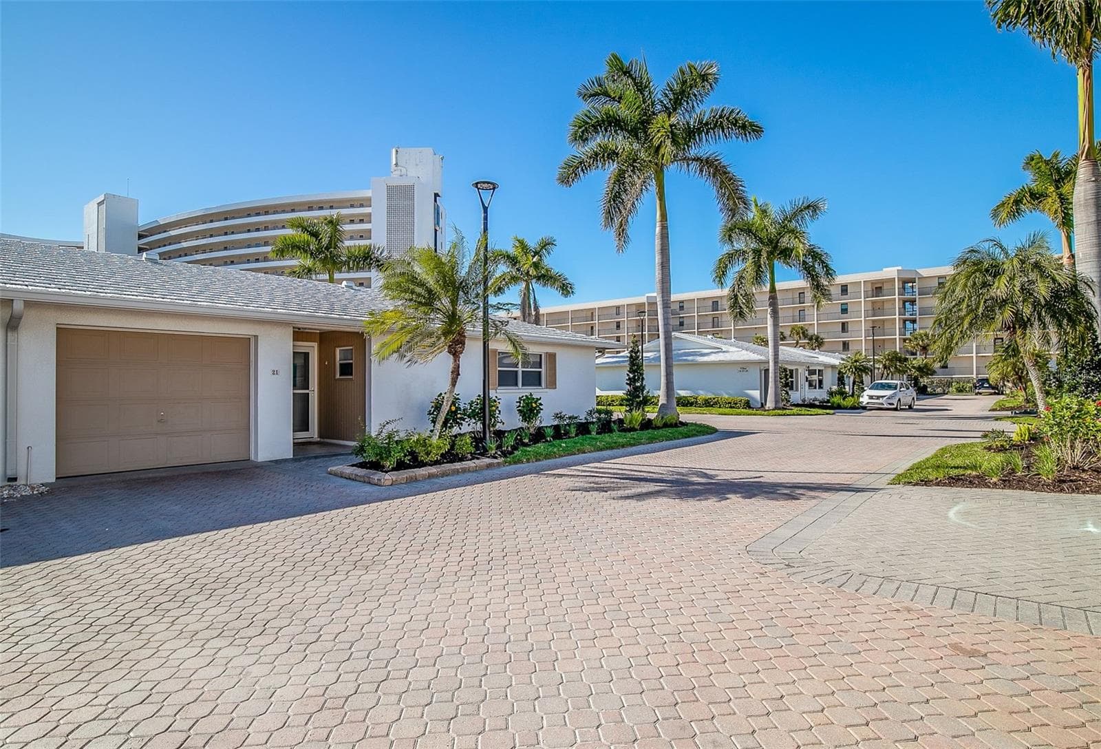 Completely updated villa with a 1-car garage and enclosed Florida room. Short walk to the beach and one of two community pools. - 6300 MIDNIGHT PASS RD #21, SARASOTA
