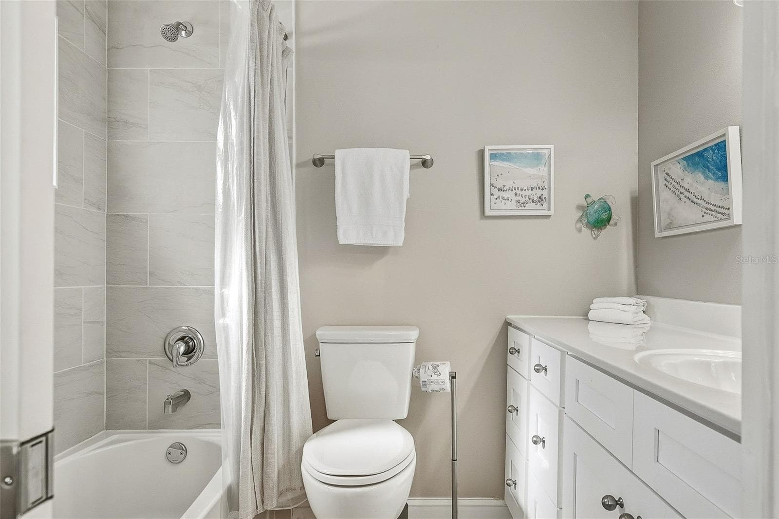 Full guest ensuite bathroom. - 6300 MIDNIGHT PASS RD #21, SARASOTA