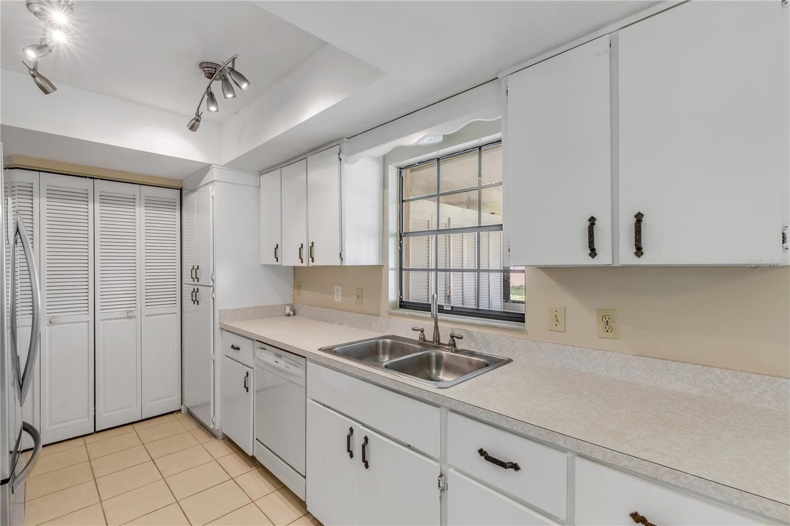 Single Family Residence at 26 LAUGHING GULL LN, EDGEWATER, photo 17 of 66