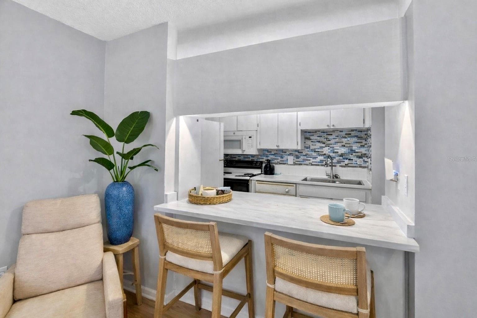 VIRTUAL STAGED KITCHEN BAR/EATING AREA - 11920 DIETZ DR #11920, TAMPA