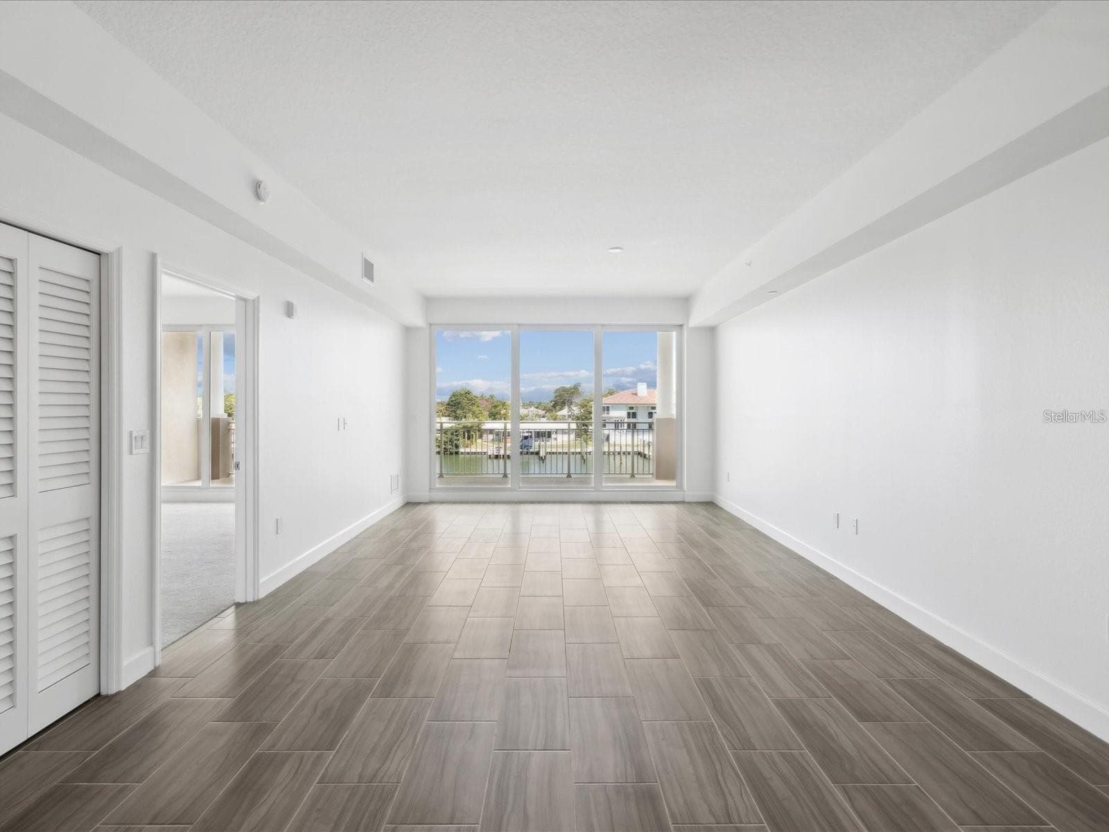Family room looking to balcony - 125 ISLAND WAY #304, CLEARWATER BEACH