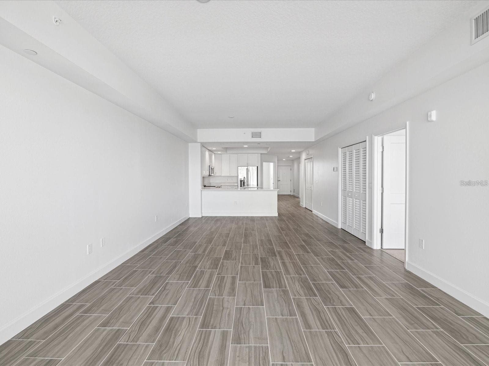 Family room looking to kitchen - 125 ISLAND WAY #304, CLEARWATER BEACH