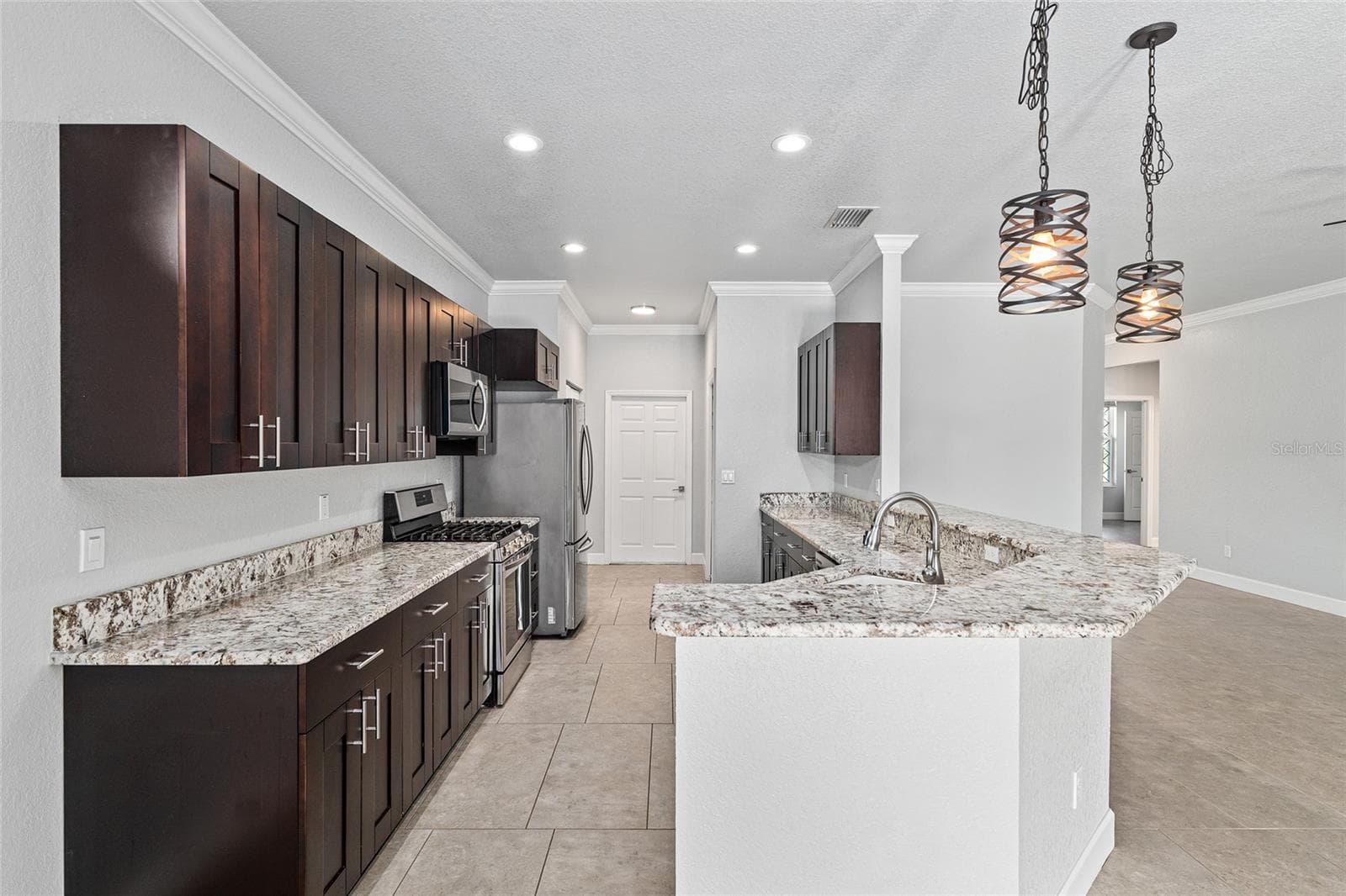 Open Kitchen, Gas Range - 4765 SE 25TH LOOP, OCALA