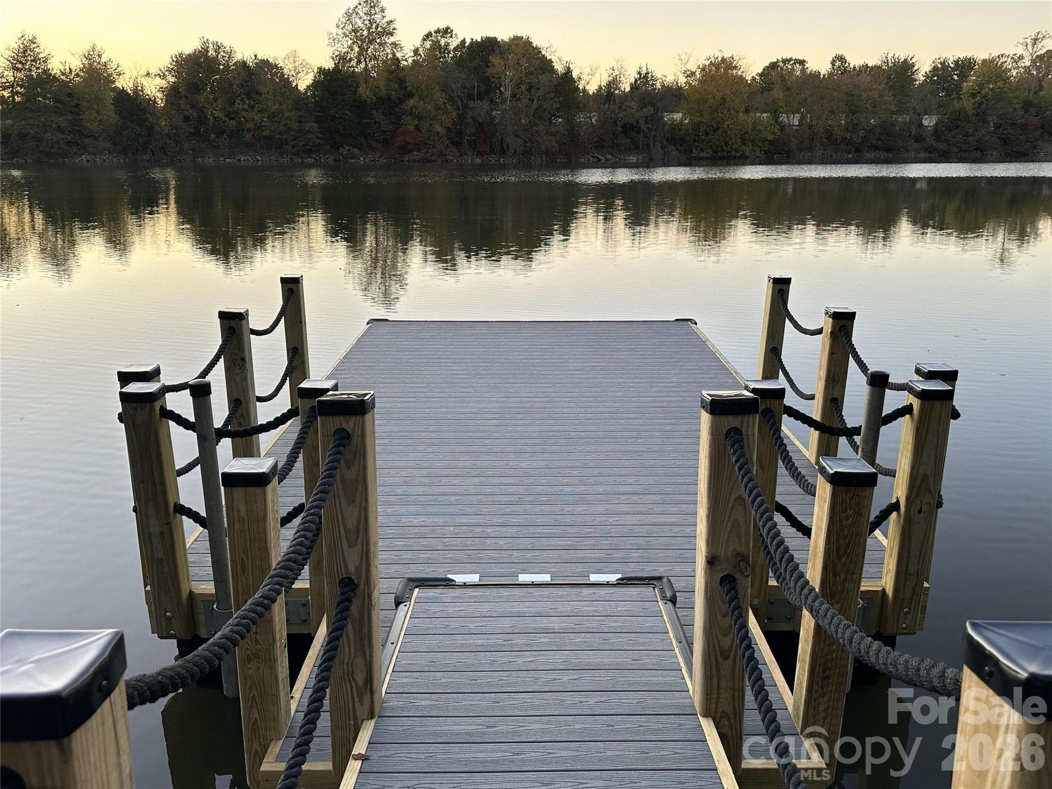 Nice calm cove for kayaks, canoes, balance boards as well as jet skies and boats - Mooresville