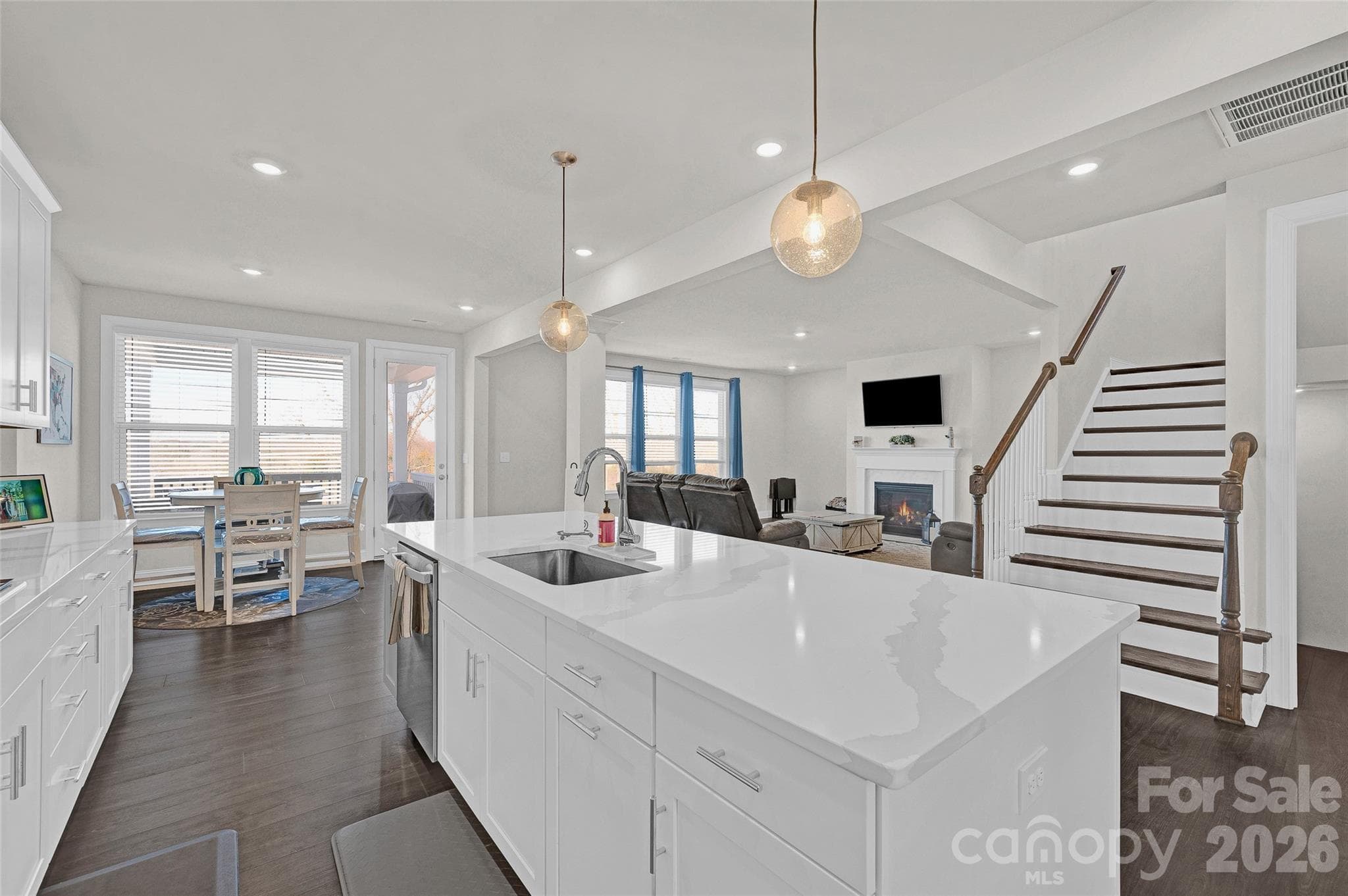 Oversized chefs kitchen overlooking the living room - Mooresville