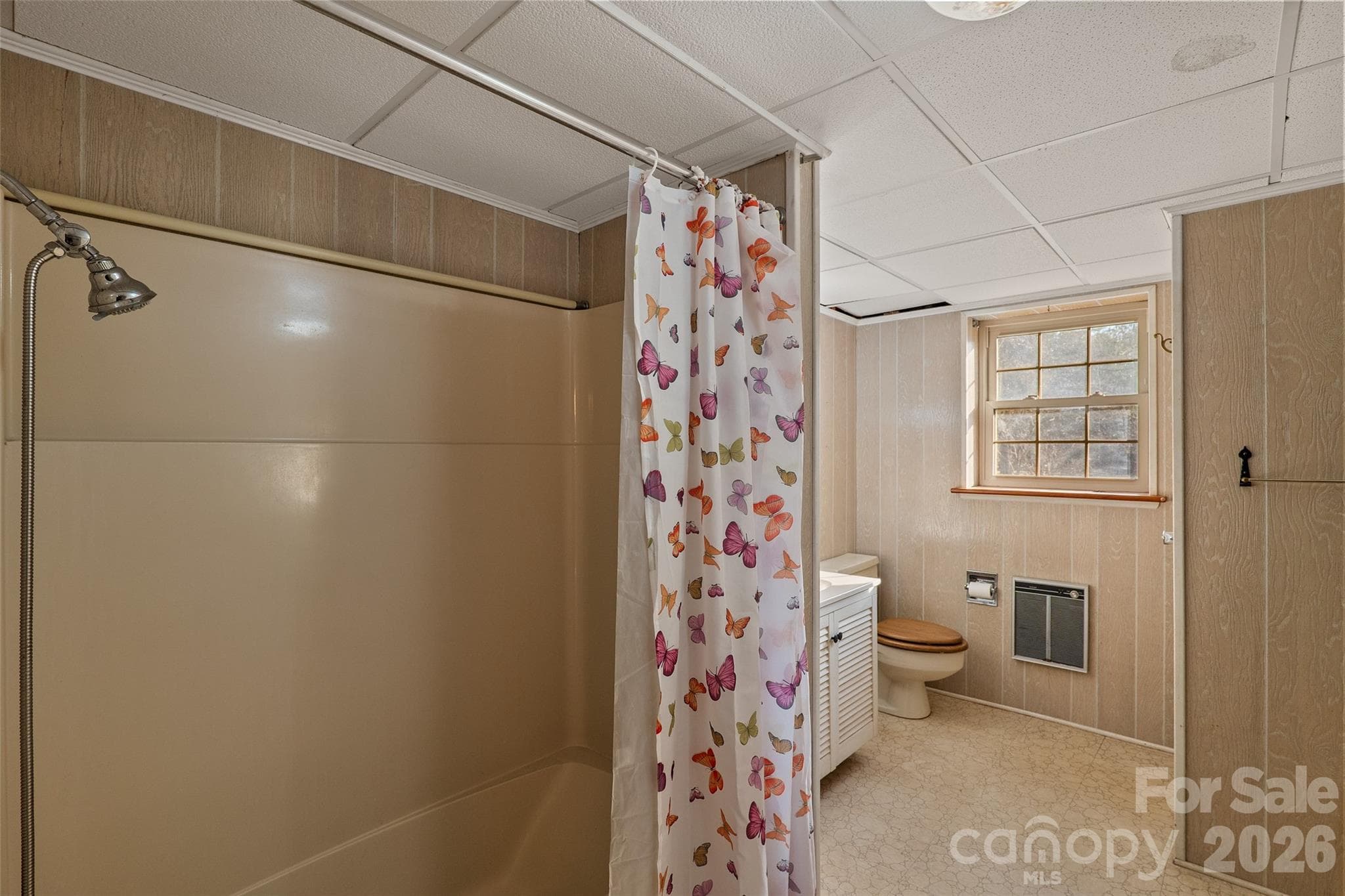 Apartment bath - 591 Landrum Road, Columbus