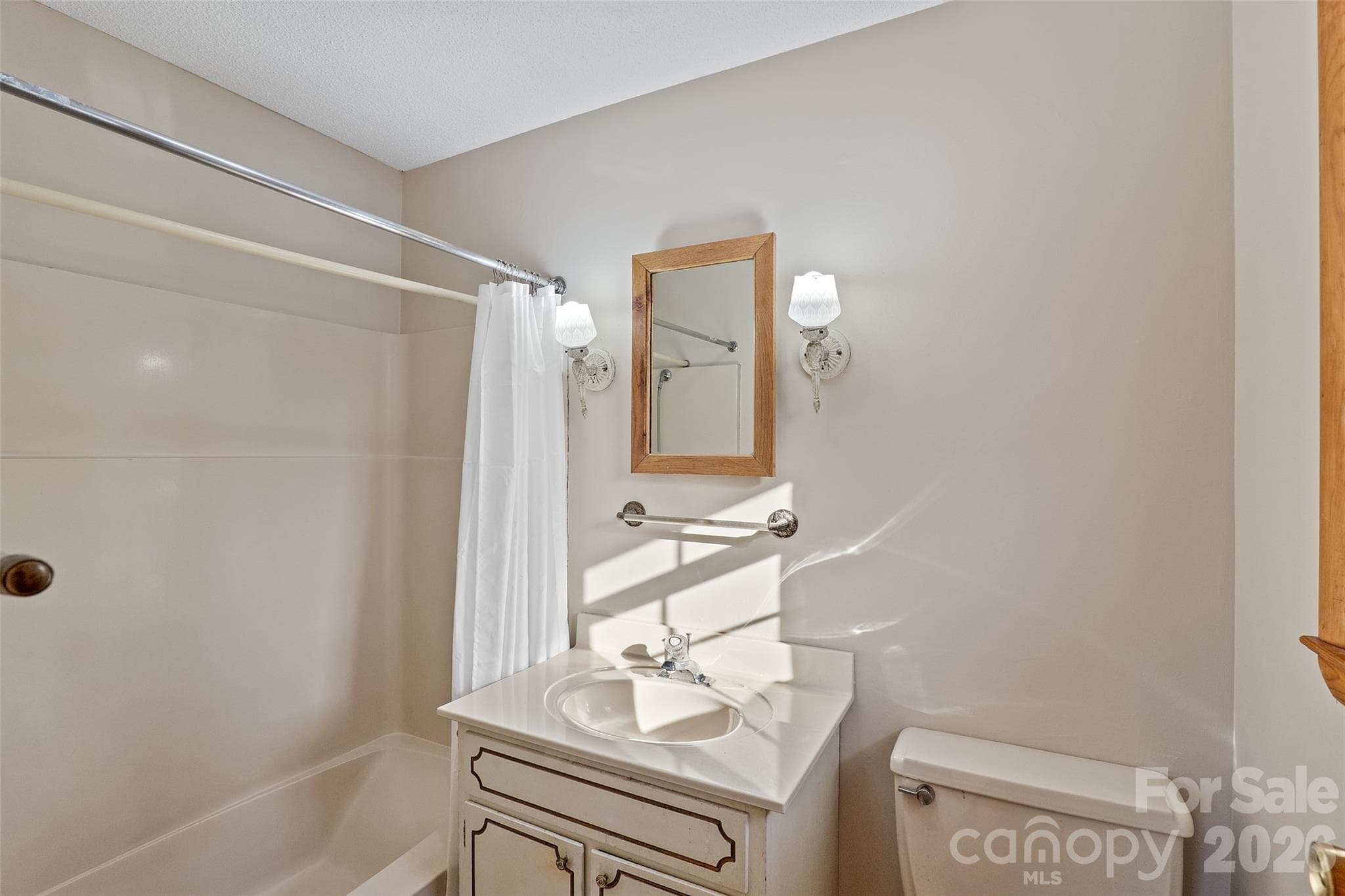 en-suite bath - 591 Landrum Road, Columbus