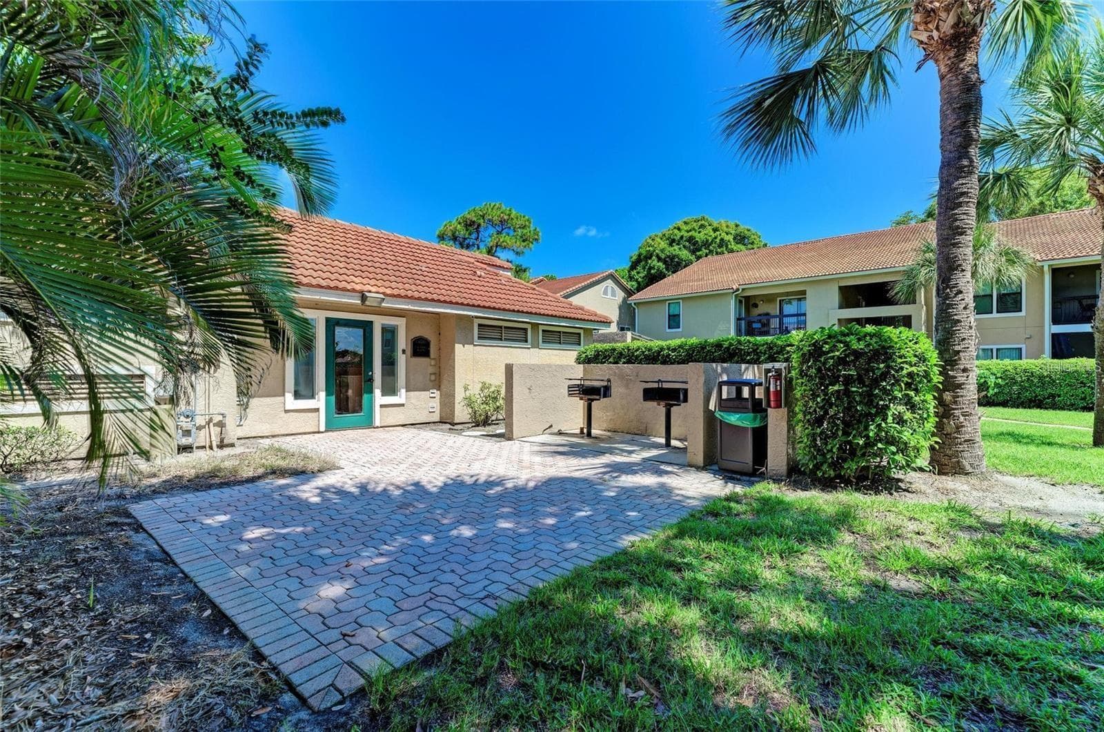 Clubhouse and Grills - 4040 CROCKERS LAKE BLVD #1717, SARASOTA