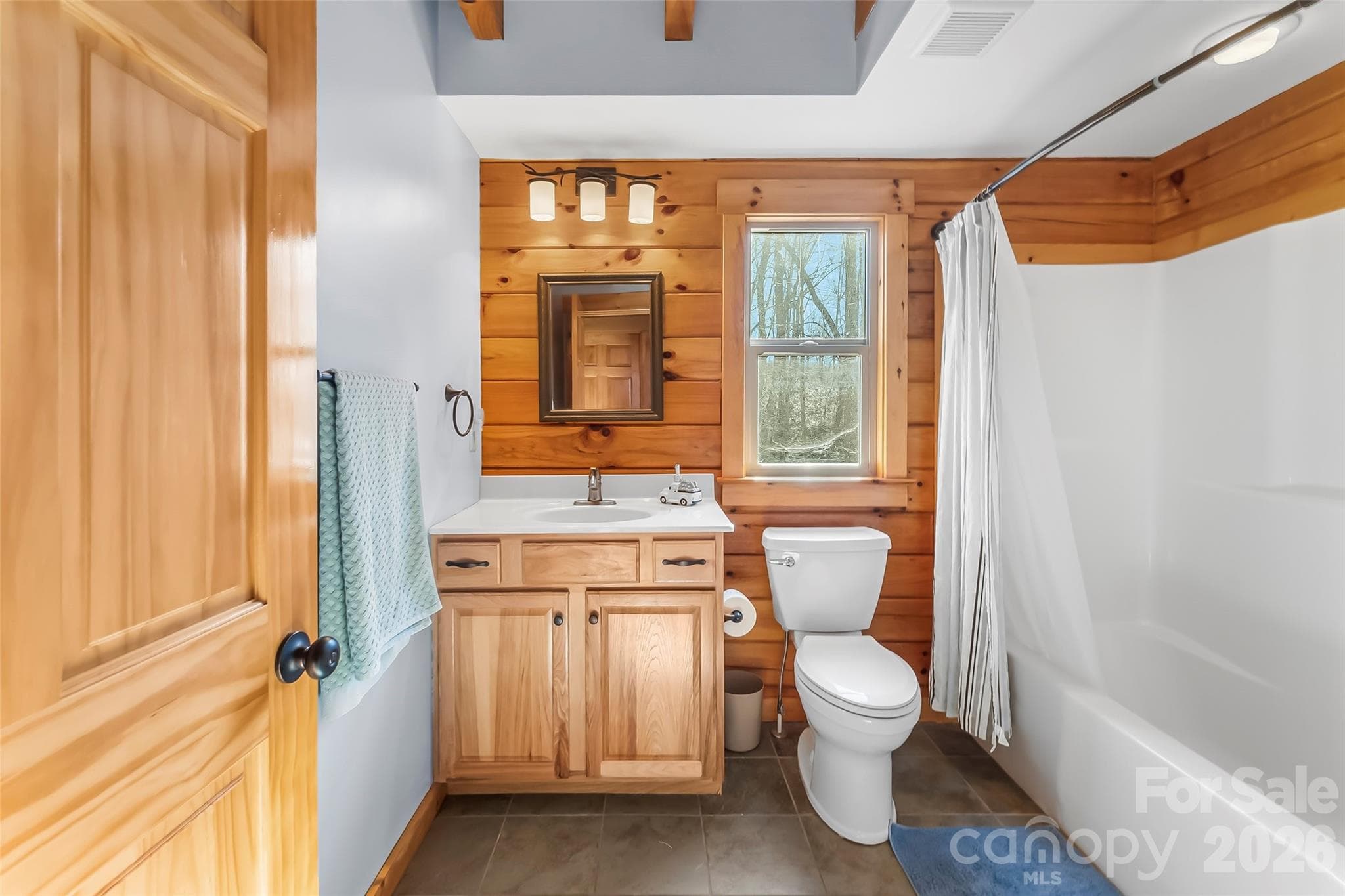 Main level full bath - 204 Mountain Vista Drive, Nebo