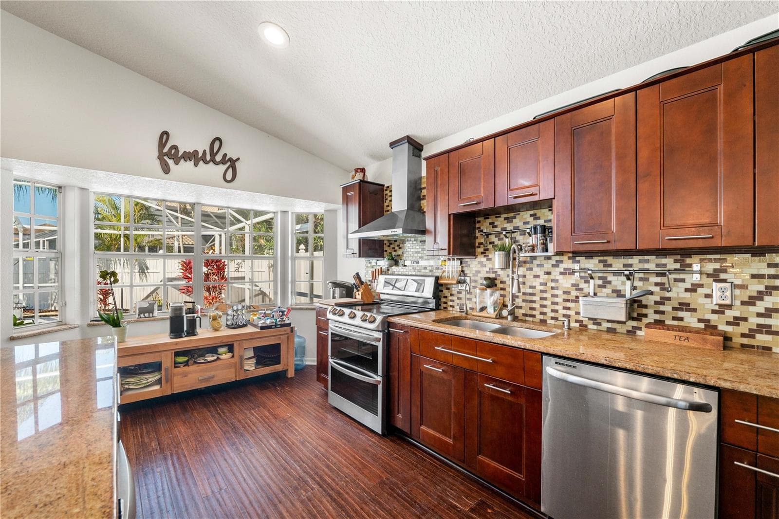 Single Family Residence at 5806 CAY COVE CT, TAMPA, photo 16 of 64