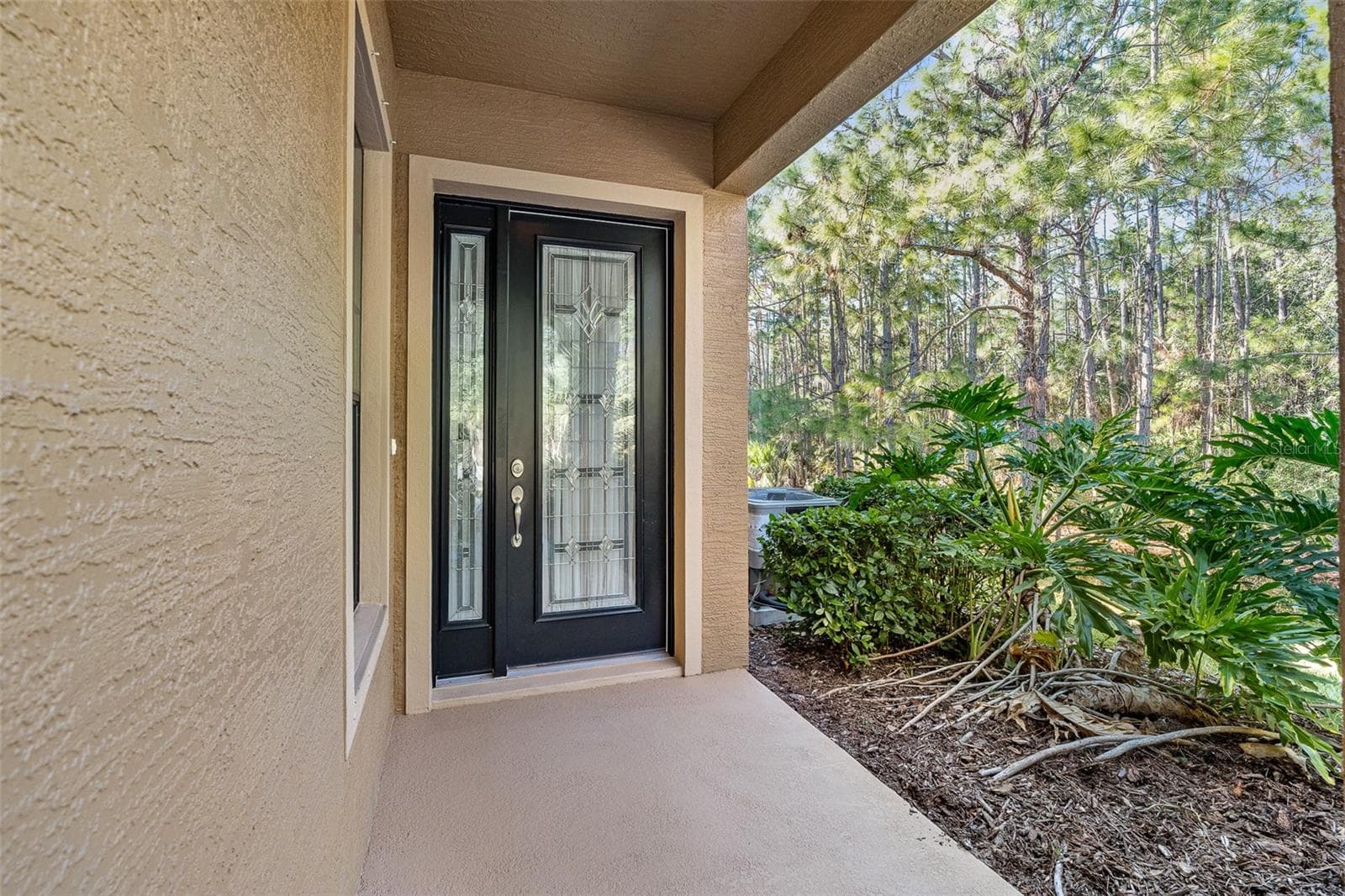 Glass Front Door & Landscaped Beds - 1000 KILKENNY LN, ORMOND BEACH